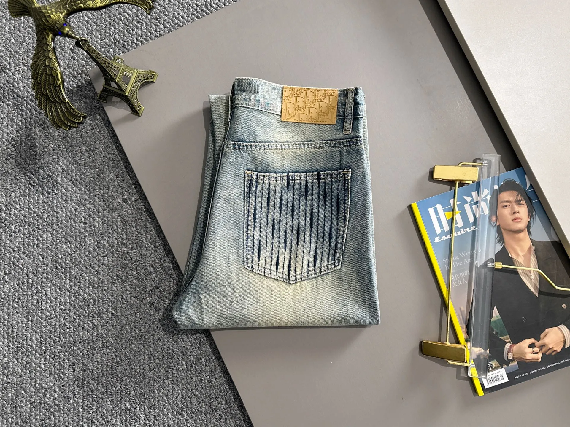 🅿️400 Dior 2025 summer loose wide-leg jeans and straight trousers, the trend in the trend! Many fashion bloggers control the upper body. The water is woven from imported Japanese Denim plain cotton denim fabric. It has three standards, is soft, delicate, comfortable and breathable. The color has a modern and fashionable vicissitudes. The upper body is versatile and fashionable! Light luxury, a must-have item for daily commuting! Code number: 28-40 (please state your height and weight when placing an order)