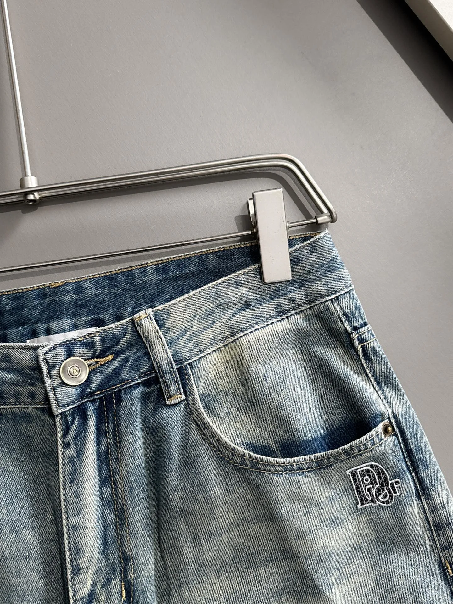 🅿️400 Dior 2025 summer loose wide-leg jeans and straight trousers, the trend in the trend! Many fashion bloggers control the upper body. The water is woven from imported Japanese Denim plain cotton denim fabric. It has three standards, is soft, delicate, comfortable and breathable. The color has a modern and fashionable vicissitudes. The upper body is versatile and fashionable! Light luxury, a must-have item for daily commuting! Code number: 28-40 (please state your height and weight when placing an order)