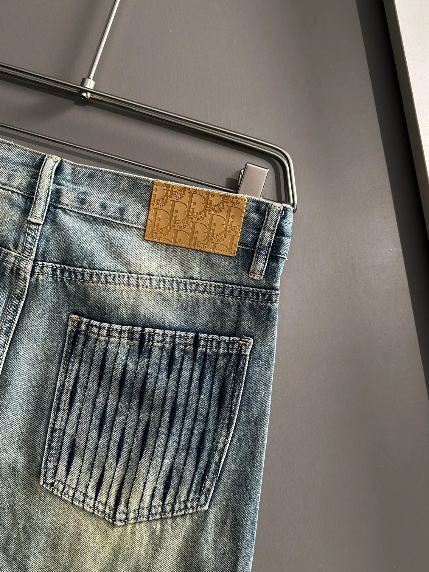 🅿️400 Dior 2025 summer loose wide-leg jeans and straight trousers, the trend in the trend! Many fashion bloggers control the upper body. The water is woven from imported Japanese Denim plain cotton denim fabric. It has three standards, is soft, delicate, comfortable and breathable. The color has a modern and fashionable vicissitudes. The upper body is versatile and fashionable! Light luxury, a must-have item for daily commuting! Code number: 28-40 (please state your height and weight when placing an order)