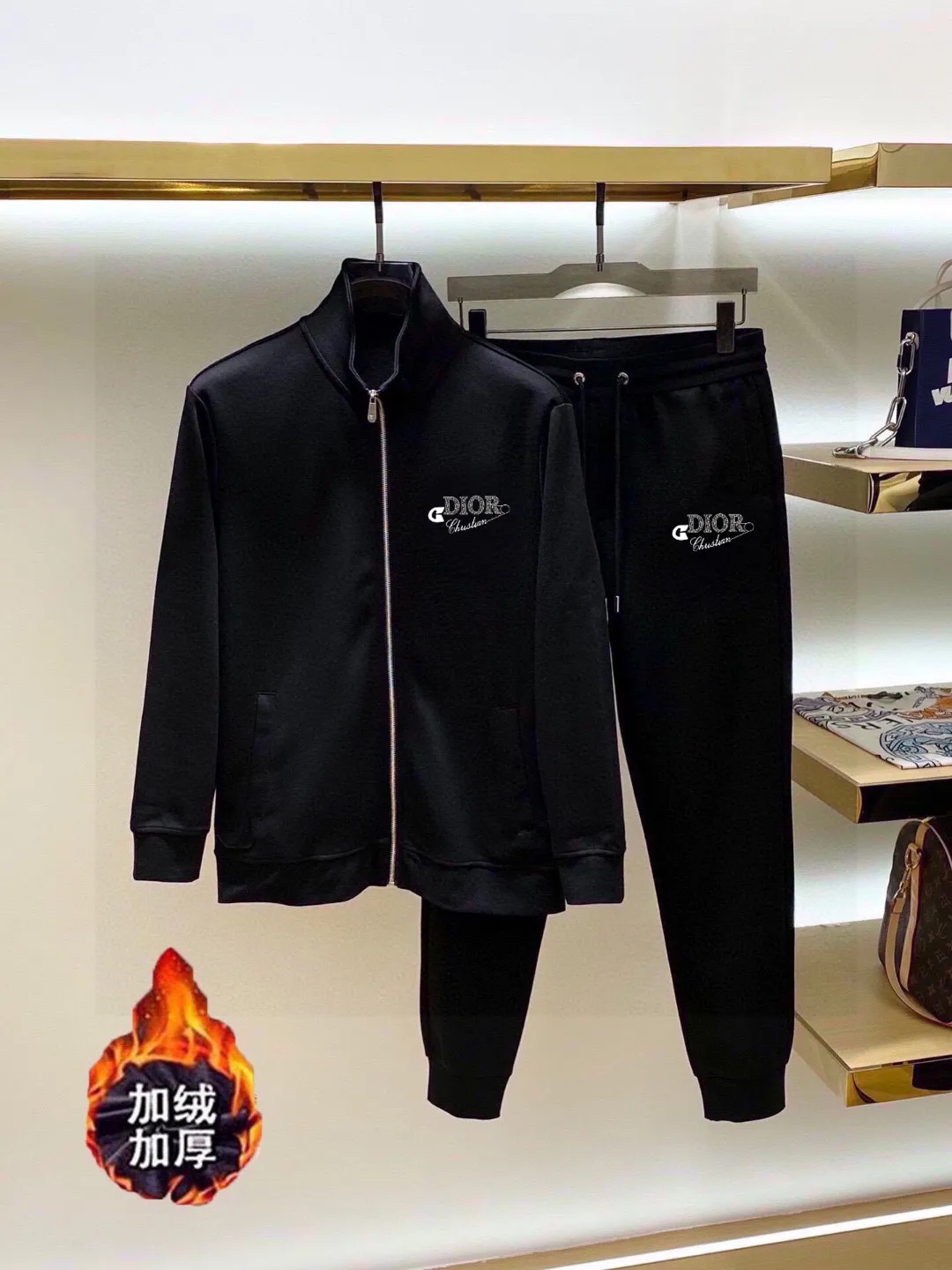 🅿️460 brand [DIOR Dior] (velvet and thickened) 2025 autumn and winter new product, celebrities' favorite fashion-flavored casual suit, clean and neat tailoring, full of urban style. Made of high-quality customized fabrics, the inner warmth is excellent, the hand feels soft and dry, and the upper body effect is crisp and stylish. The three-dimensional cutting process and the pattern are all of high standards, and the silhouette version has the right benefits! It is not tight at all, and you feel good when you put it on. So many top-quality raw materials create high-end products with unparalleled value. It is the first choice for high-end fashion people. (Size: M-4XL can wear up to 200 pounds)