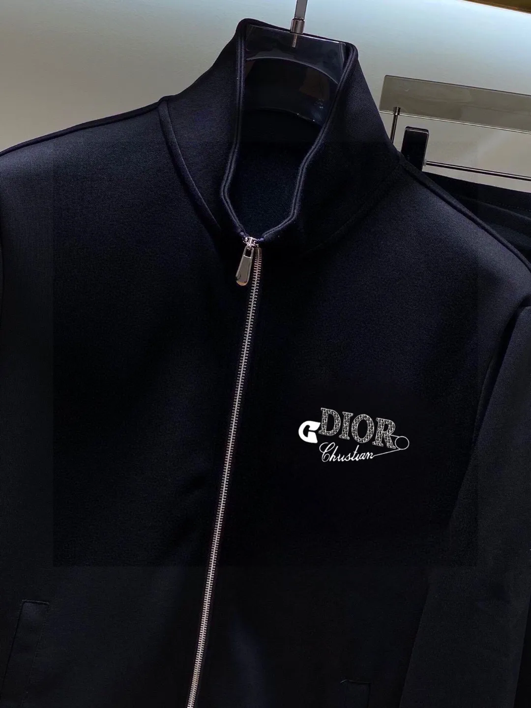 🅿️460 brand [DIOR Dior] (velvet and thickened) 2025 autumn and winter new product, celebrities' favorite fashion-flavored casual suit, clean and neat tailoring, full of urban style. Made of high-quality customized fabrics, the inner warmth is excellent, the hand feels soft and dry, and the upper body effect is crisp and stylish. The three-dimensional cutting process and the pattern are all of high standards, and the silhouette version has the right benefits! It is not tight at all, and you feel good when you put it on. So many top-quality raw materials create high-end products with unparalleled value. It is the first choice for high-end fashion people. (Size: M-4XL can wear up to 200 pounds)