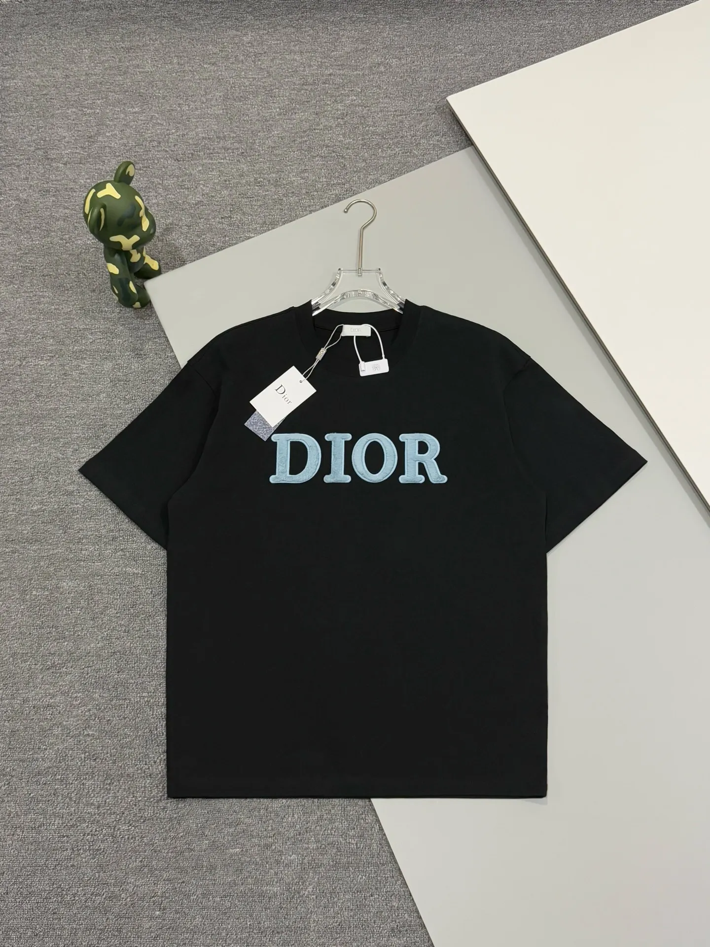 🅿️200 [High quality] Dior Dior 25ss spring and summer new round neck short-sleeved T-shirt simple brand embroidery letter hair transplant logo design logo official synchronization original mold fashion personality versatile trend pure original quality original 32 pieces 280g washed fabric tag collar label washed wheat three labels complete Color: black. White. Size: S to XL