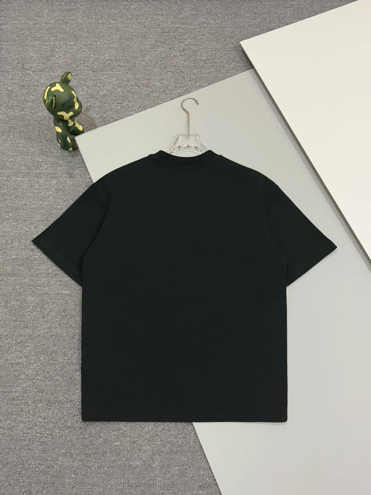 🅿️200 [High quality] Dior Dior 25ss spring and summer new round neck short-sleeved T-shirt simple brand embroidery letter hair transplant logo design logo official synchronization original mold fashion personality versatile trend pure original quality original 32 pieces 280g washed fabric tag collar label washed wheat three labels complete Color: black. White. Size: S to XL