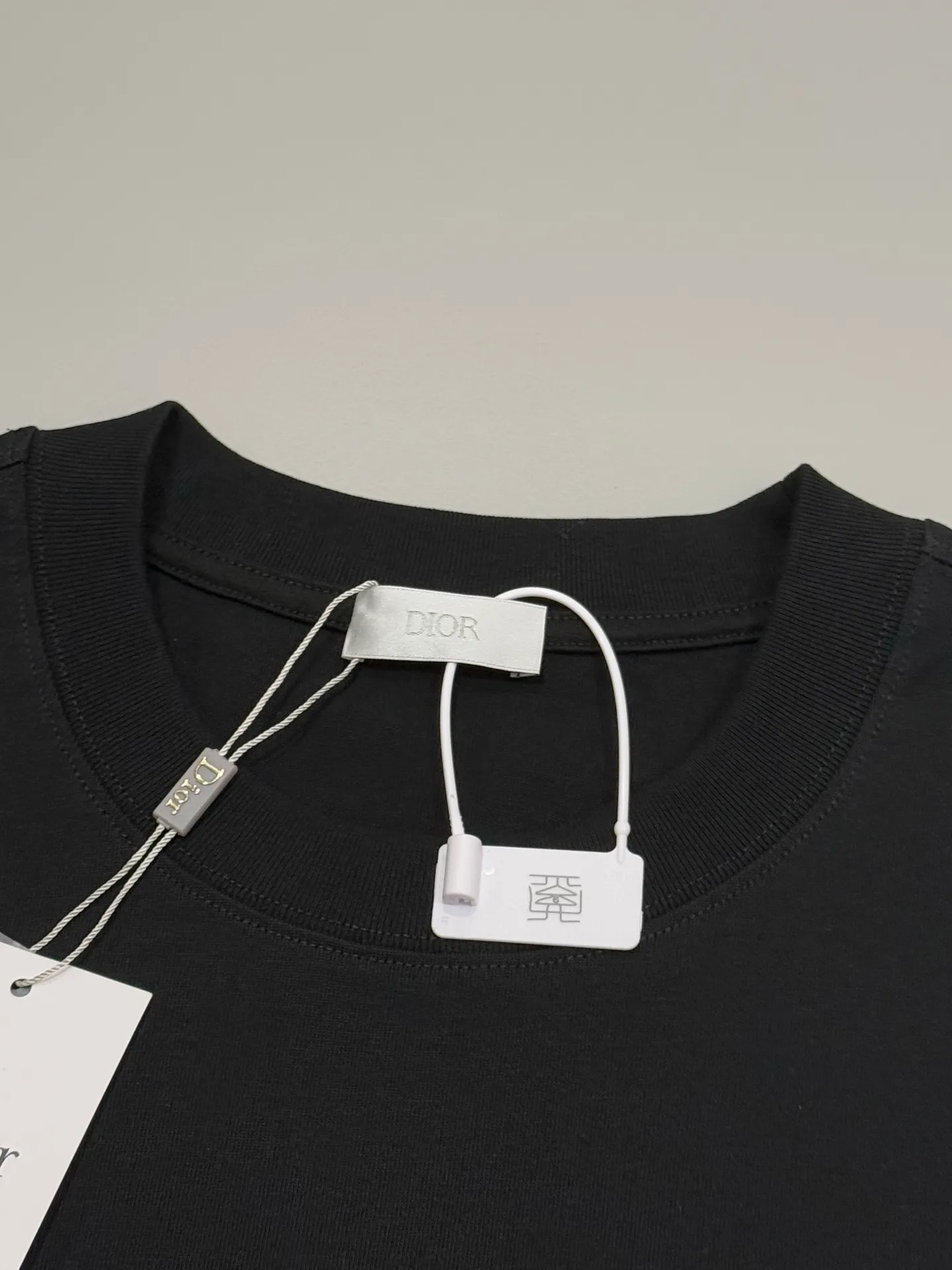 🅿️200 [High quality] Dior Dior 25ss spring and summer new round neck short-sleeved T-shirt simple brand embroidery letter hair transplant logo design logo official synchronization original mold fashion personality versatile trend pure original quality original 32 pieces 280g washed fabric tag collar label washed wheat three labels complete Color: black. White. Size: S to XL