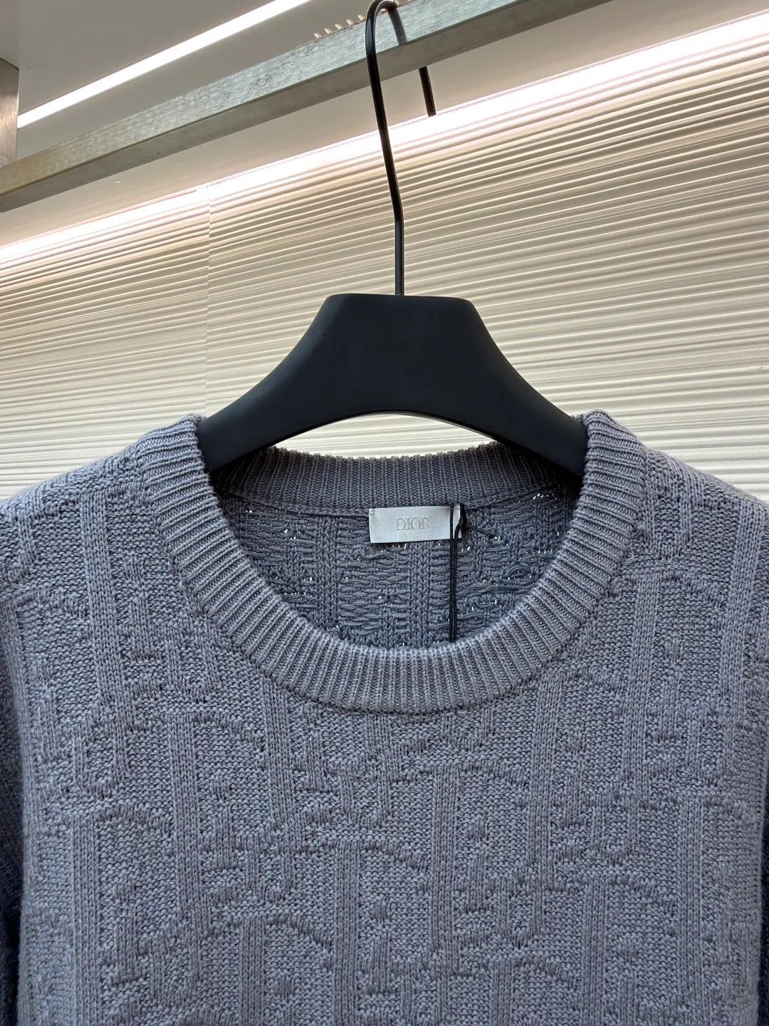 Dior dark pattern crew neck sweater ●Original version: 18,000 purchased and developed ●Item number: 1681043-B40 ●Fabric: high elastic blended yarn fabric ●Technology: jacquard production ●Version: fitted version ●Weight: about 740 grams ●Size: XS-S-M-L ●Description: The letter pattern above is counted by hand according to the stitch-by-stitch details of the original version. It is knitted using an [Imported German 7-needle machine]. Each piece of clothing is knitted [taking 270 minutes]. Finally, the keyhole cuff is sewn using [purely hand-made stitching]. The production cycle for a large batch of goods requires at least 20 days. The overall wiring is straight and delicate, the fabric is comfortable and soft, and the color is consistent without color difference. It can be matched with the same style to create a fashionable look and control various occasions. Customized accessories, complete with three standards, same style for men and women!