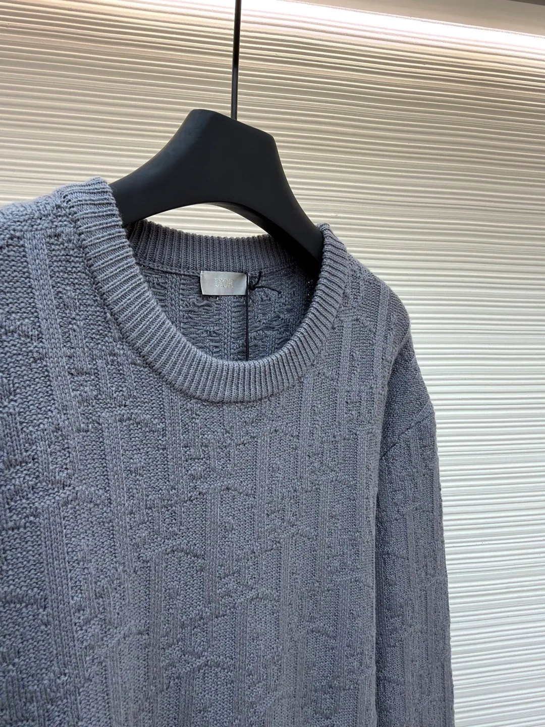 Dior dark pattern crew neck sweater ●Original version: 18,000 purchased and developed ●Item number: 1681043-B40 ●Fabric: high elastic blended yarn fabric ●Technology: jacquard production ●Version: fitted version ●Weight: about 740 grams ●Size: XS-S-M-L ●Description: The letter pattern above is counted by hand according to the stitch-by-stitch details of the original version. It is knitted using an [Imported German 7-needle machine]. Each piece of clothing is knitted [taking 270 minutes]. Finally, the keyhole cuff is sewn using [purely hand-made stitching]. The production cycle for a large batch of goods requires at least 20 days. The overall wiring is straight and delicate, the fabric is comfortable and soft, and the color is consistent without color difference. It can be matched with the same style to create a fashionable look and control various occasions. Customized accessories, complete with three standards, same style for men and women!