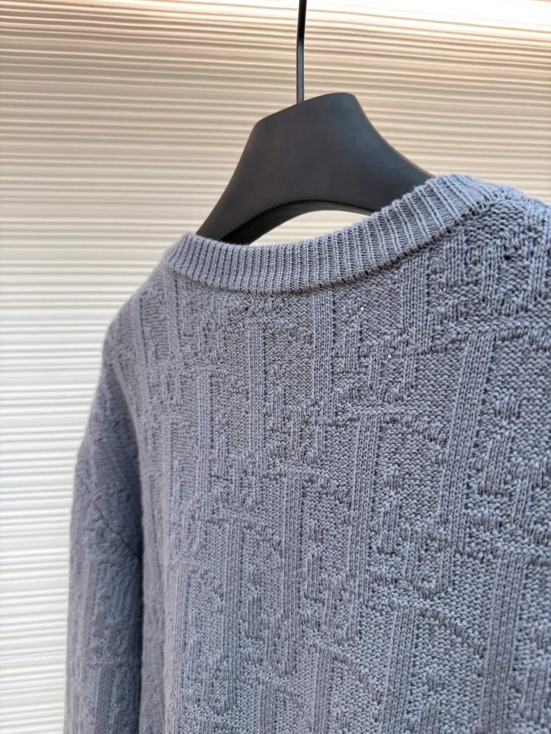 Dior dark pattern crew neck sweater ●Original version: 18,000 purchased and developed ●Item number: 1681043-B40 ●Fabric: high elastic blended yarn fabric ●Technology: jacquard production ●Version: fitted version ●Weight: about 740 grams ●Size: XS-S-M-L ●Description: The letter pattern above is counted by hand according to the stitch-by-stitch details of the original version. It is knitted using an [Imported German 7-needle machine]. Each piece of clothing is knitted [taking 270 minutes]. Finally, the keyhole cuff is sewn using [purely hand-made stitching]. The production cycle for a large batch of goods requires at least 20 days. The overall wiring is straight and delicate, the fabric is comfortable and soft, and the color is consistent without color difference. It can be matched with the same style to create a fashionable look and control various occasions. Customized accessories, complete with three standards, same style for men and women!