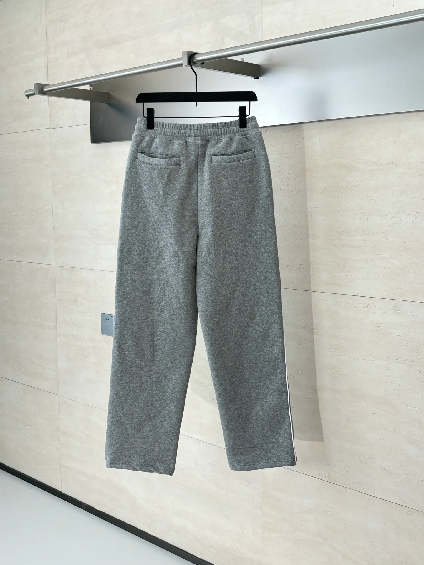 🅿️470 Dio*/Dior CD embroidered logo side webbing casual trousers are made of 380g terry fleece fabric, and the fabric is made of long yarn Pima cotton original custom pattern gray. The thread adopts 2*2 double yarn thread, and the thread is made of pure yarn. It can fix the fabric at high temperature and not deform after long-term wear. The embroidery uses internal double-needle embroidery method, and the reverse side is embroidered to create a seam effect.  Size：S/M/L/XL