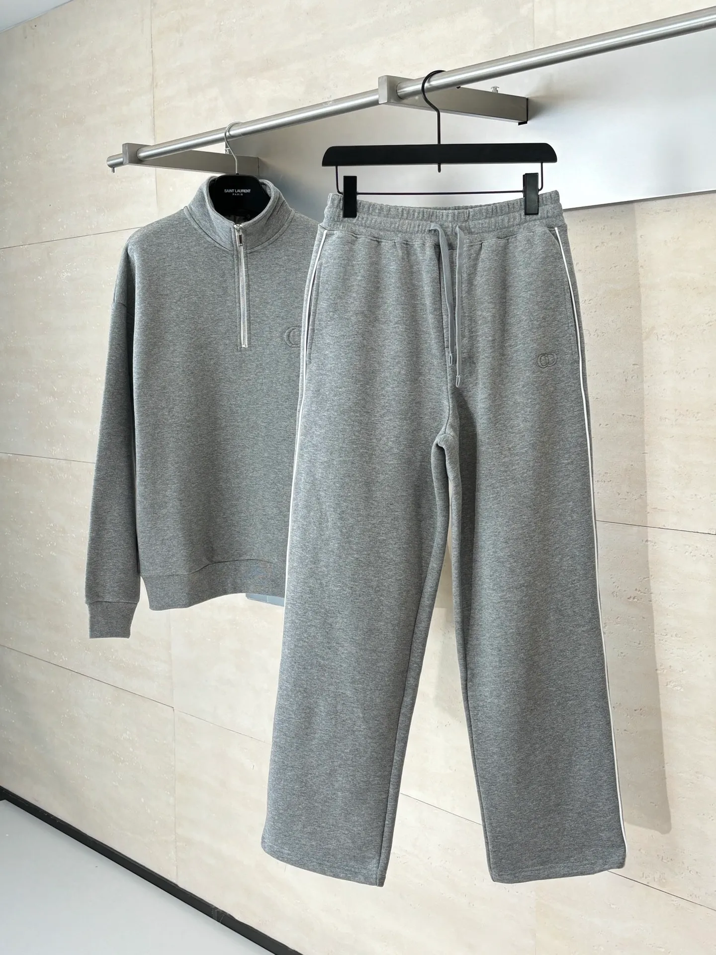 🅿️470 Dio*/Dior CD embroidered logo side webbing casual trousers are made of 380g terry fleece fabric, and the fabric is made of long yarn Pima cotton original custom pattern gray. The thread adopts 2*2 double yarn thread, and the thread is made of pure yarn. It can fix the fabric at high temperature and not deform after long-term wear. The embroidery uses internal double-needle embroidery method, and the reverse side is embroidered to create a seam effect.  Size：S/M/L/XL