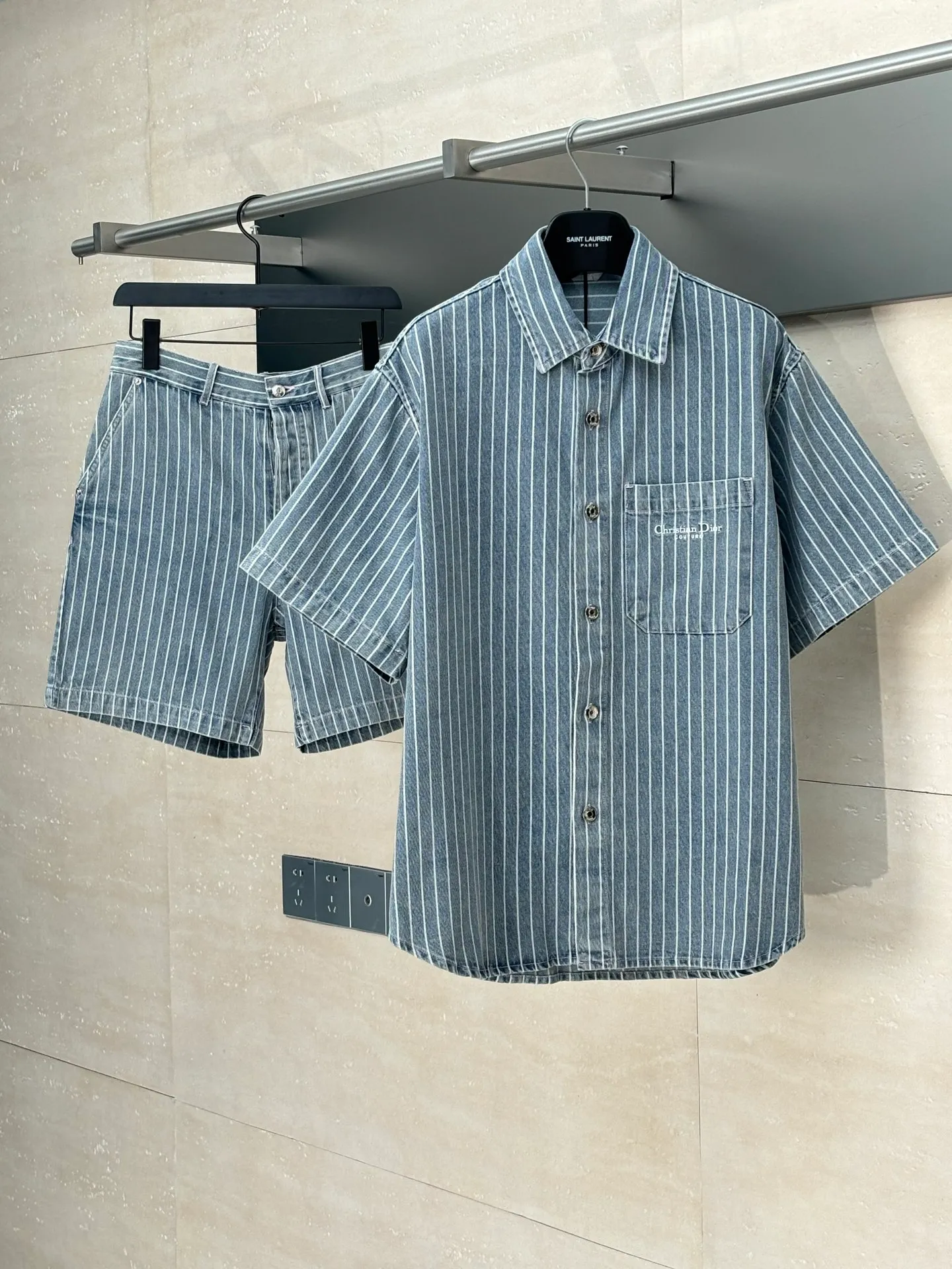 🅿️360 Dio*/Dior 25Ss new cotton striped embroidered shirt jacket is carefully made of blue striped cotton twill fabric, with an elegant silhouette and Cistian Couture embroidery on the front. Pair it with a blouse for a classic and sophisticated look.  Size：S/M/L/XL