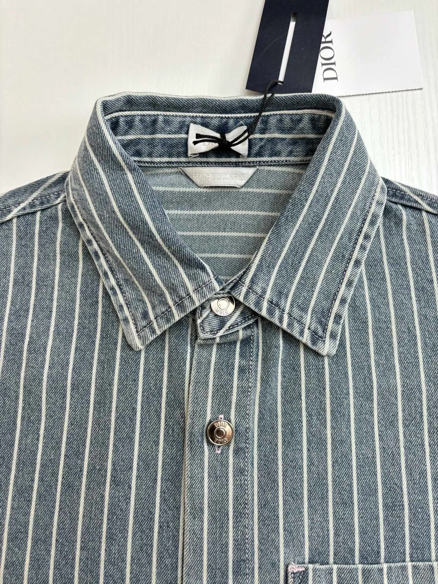 🅿️360 Dio*/Dior 25Ss new cotton striped embroidered shirt jacket is carefully made of blue striped cotton twill fabric, with an elegant silhouette and Cistian Couture embroidery on the front. Pair it with a blouse for a classic and sophisticated look.  Size：S/M/L/XL
