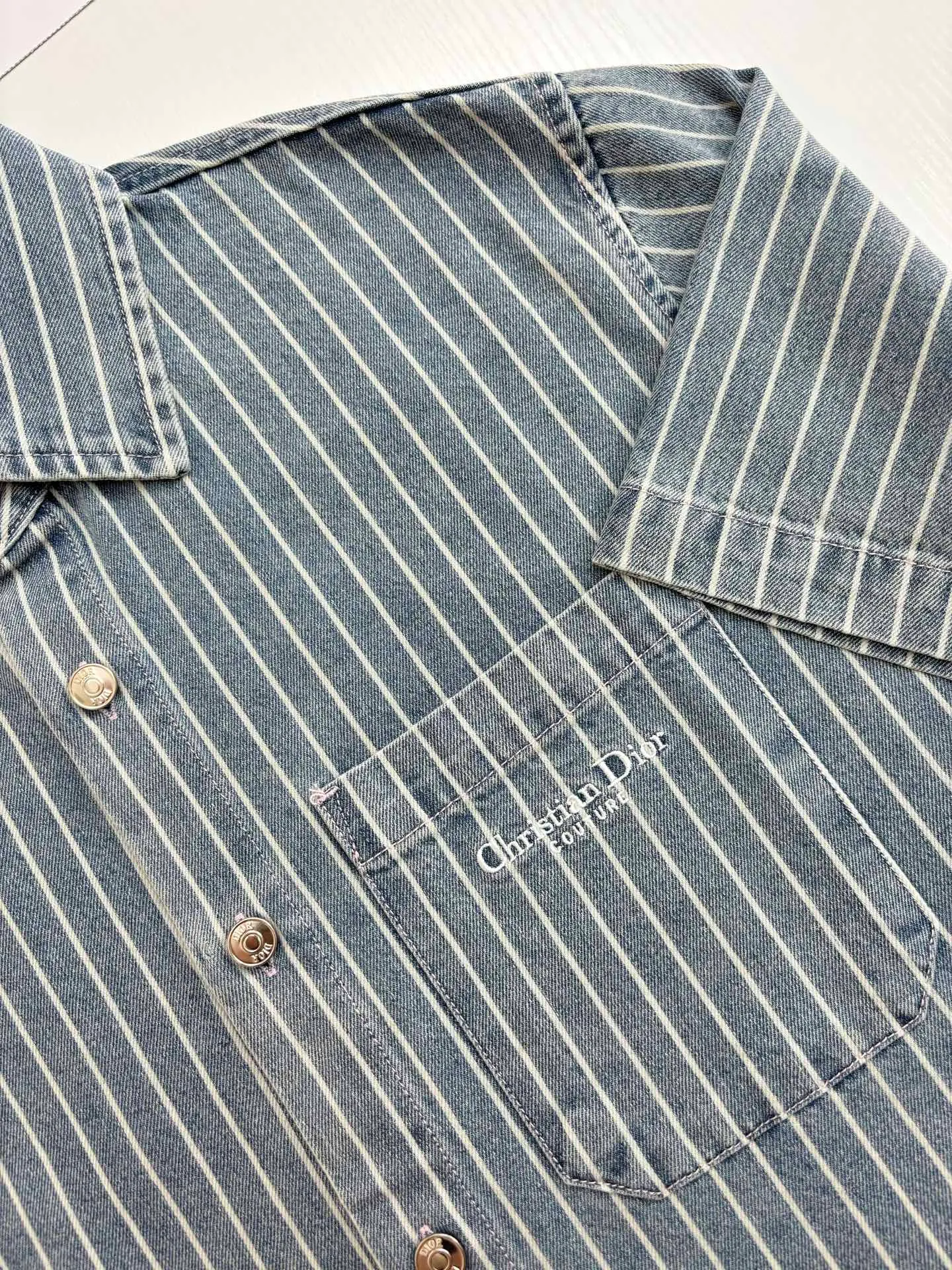 🅿️360 Dio*/Dior 25Ss new cotton striped embroidered shirt jacket is carefully made of blue striped cotton twill fabric, with an elegant silhouette and Cistian Couture embroidery on the front. Pair it with a blouse for a classic and sophisticated look.  Size：S/M/L/XL