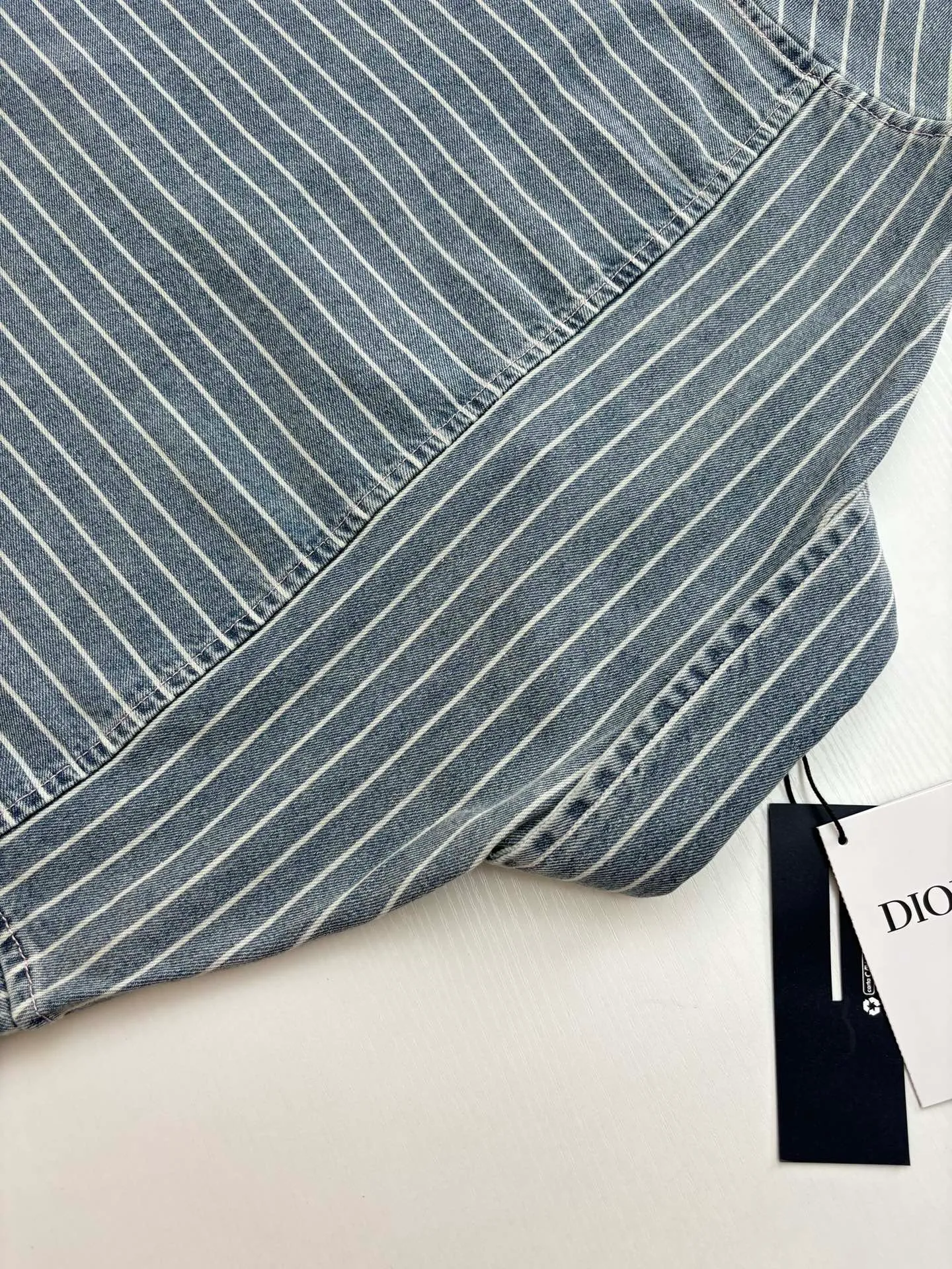 🅿️360 Dio*/Dior 25Ss new cotton striped embroidered shirt jacket is carefully made of blue striped cotton twill fabric, with an elegant silhouette and Cistian Couture embroidery on the front. Pair it with a blouse for a classic and sophisticated look.  Size：S/M/L/XL