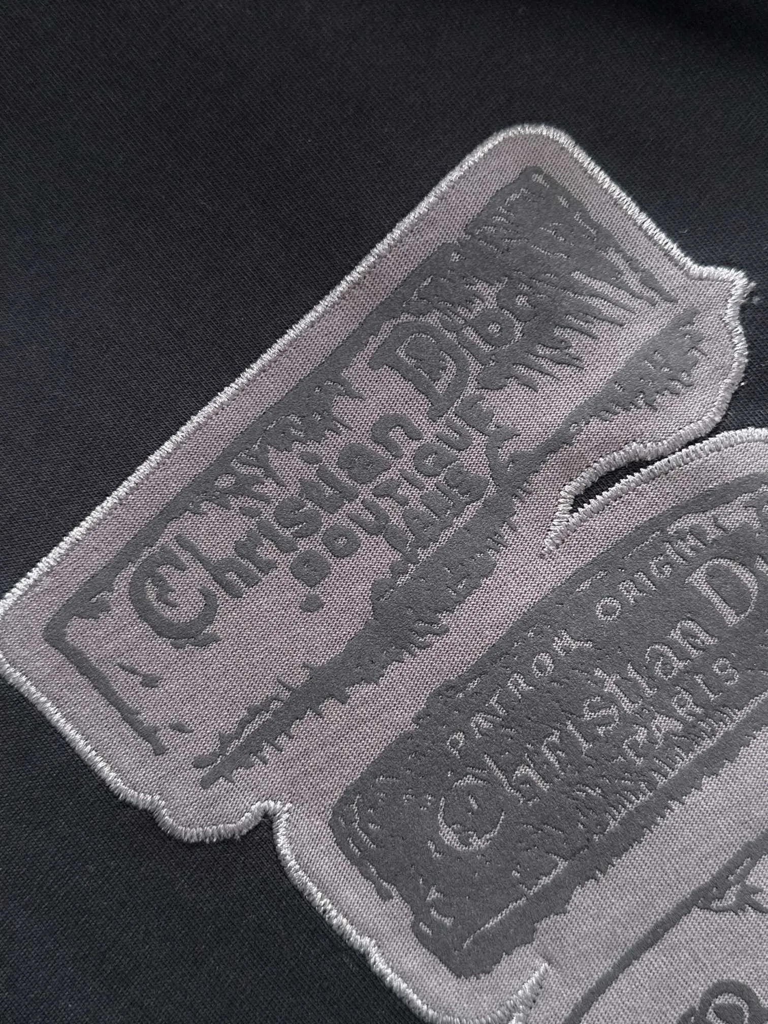 🅿️170 (arrives the next day) Dior 2025 new multi-element CD patch embroidered letter logo, same style for men and women, short-sleeved T-shirt ·Customized 260g 100% double yarn pure cotton fabric ·Design dyed 32 double-strand threads ·Collar label, hangtag, main mark and three labels complete Color: black Size: XS S M L