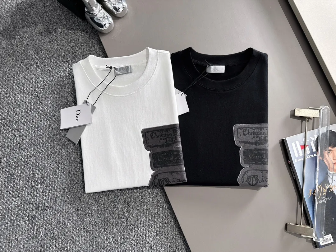 🅿️170 (arrives the next day) Dior 2025 new multi-element CD patch embroidered letter logo, same style for men and women, short-sleeved T-shirt ·Customized 260g 100% double yarn pure cotton fabric ·Design dyed 32 double-strand threads ·Collar label, hangtag, main mark and three labels complete Color: black Size: XS S M L