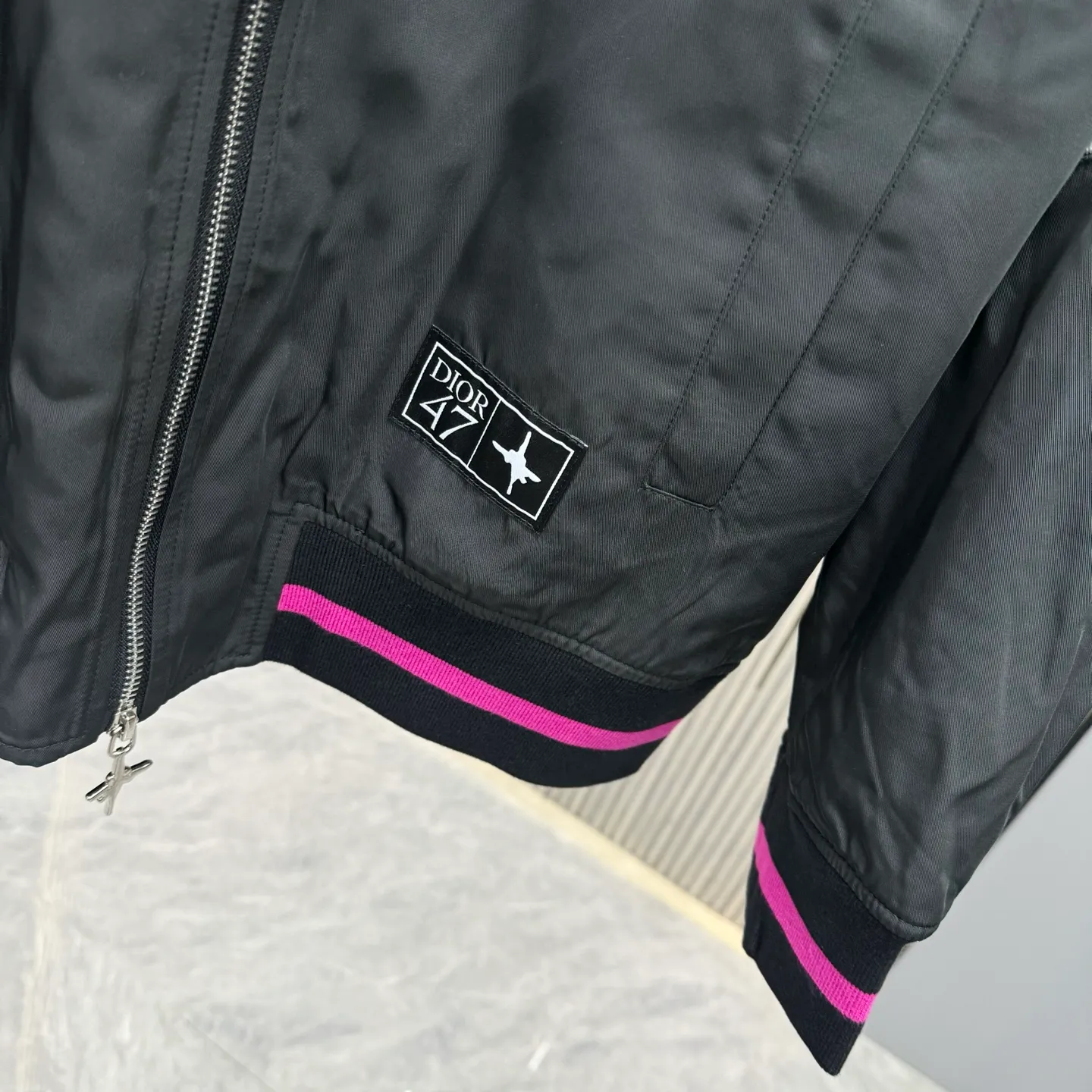 🅿️440 Dior 25ss new heavy industry gradient embroidery jacket for autumn and winter. Customized double slider DIOR AND LEWIS HAMILTON. Sleeves are hand-patched with patchwork and decorated with multi-color cooperation logo. Not a market plain embroidery process with 47 gradient numbers on the back of the graphic. SMLXL