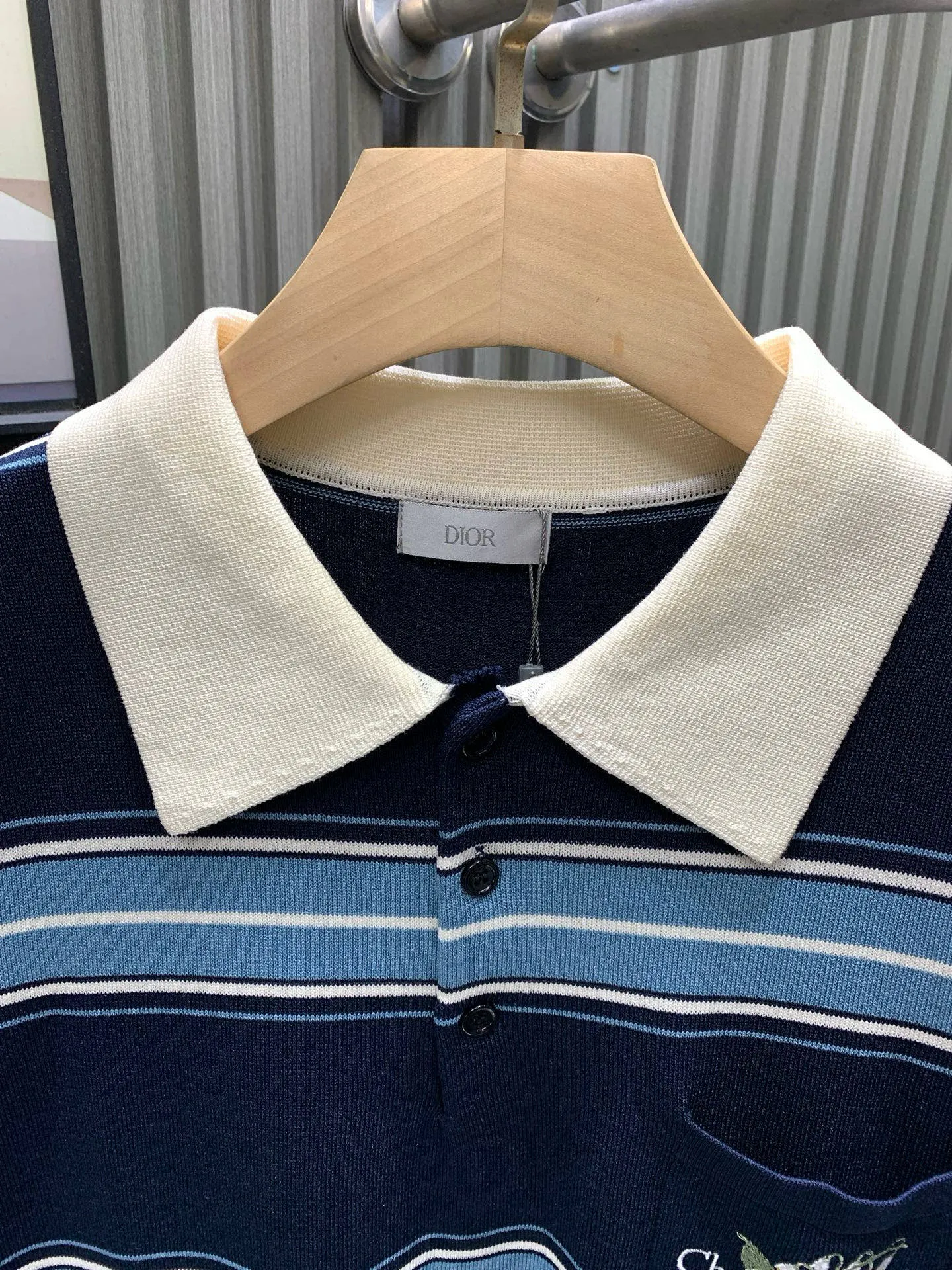 🅿️330 🀄️ DIOR Dio* 25ss new embroidered lily of the valley lapel striped knitted short-sleeved POLO. Made of custom imported wool knitted material. The fabric is soft and comfortable, skin-friendly and breathable. The chest pocket is decorated with exquisite lily of the valley flower embroidery. Brand logo and slogan logo. Cuff stripe design. Can be matched with many types of clothing to create a fashionable look. Customized accessories. Complete three labels. Same style for men and women.