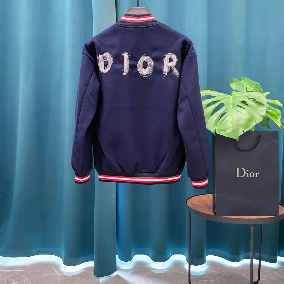 🅿️410 Dior➡️Dior 2025ss runway style baseball uniform jacket. I ordered the original model and it took a month to finally ship. I love it so much. The upper body is really handsome. A blogger on Douyin said that LV's new products this year will become the future trend. If you look through street photos, you will find that celebrities regard it as a collectible jacket, a must-have item for men and women who want light luxury for commuting. Developing the highest version on the entire network, it took 1 month to customize and the cost was extremely high. The German imported flat-machine made custom-woven wool jacquard threads, using the first layer of imported lambskin. The pleated texture is unparalleled. It is hand-cut and meticulously crafted. The stitching position is very technical. Whether the whole garment is good or not depends on this position. Top-notch workmanship and details can stand the test. A full set of customized accessories, the letters are clear and perfectly restored without any difference. High-end atmosphere and full grade! The entire dress is exclusively customized with heavy craftsmanship. The towel patch embroidery is perfectly combined with craft embroidery and precise stitching! Absolute craftsmanship quality! Size: M L XL XXL