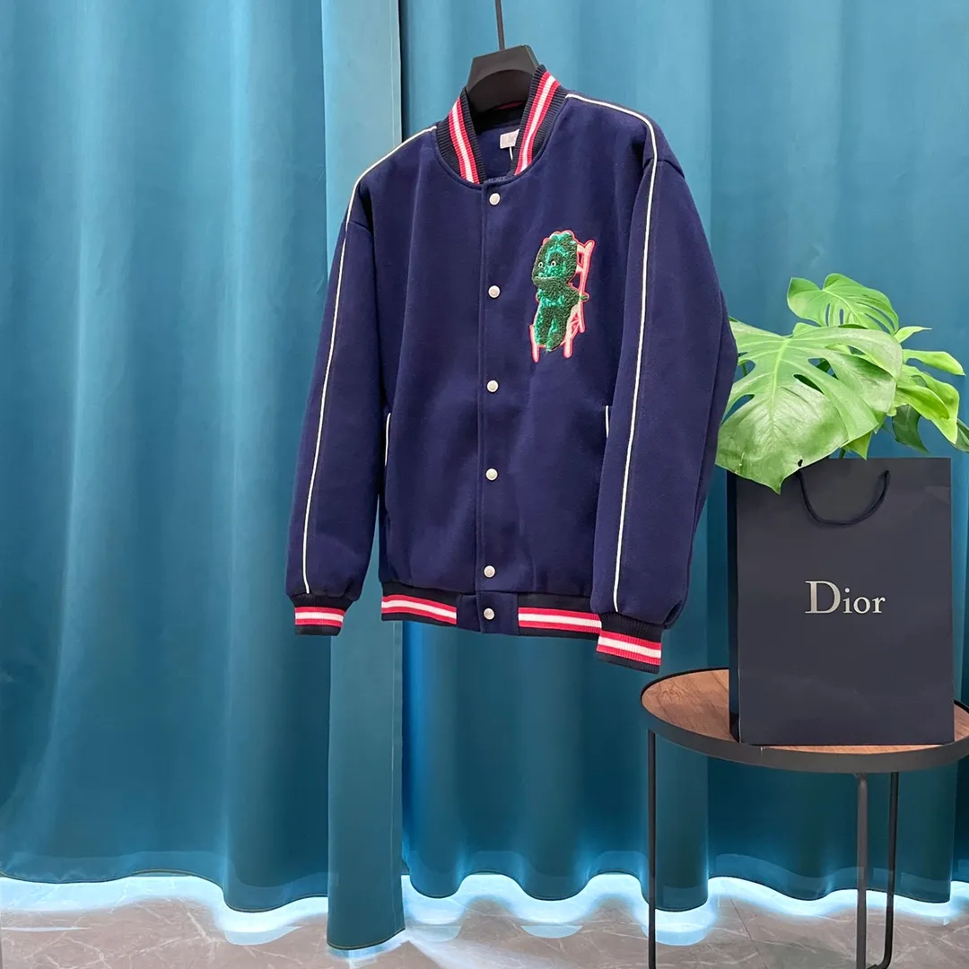 🅿️410 Dior➡️Dior 2025ss runway style baseball uniform jacket. I ordered the original model and it took a month to finally ship. I love it so much. The upper body is really handsome. A blogger on Douyin said that LV's new products this year will become the future trend. If you look through street photos, you will find that celebrities regard it as a collectible jacket, a must-have item for men and women who want light luxury for commuting. Developing the highest version on the entire network, it took 1 month to customize and the cost was extremely high. The German imported flat-machine made custom-woven wool jacquard threads, using the first layer of imported lambskin. The pleated texture is unparalleled. It is hand-cut and meticulously crafted. The stitching position is very technical. Whether the whole garment is good or not depends on this position. Top-notch workmanship and details can stand the test. A full set of customized accessories, the letters are clear and perfectly restored without any difference. High-end atmosphere and full grade! The entire dress is exclusively customized with heavy craftsmanship. The towel patch embroidery is perfectly combined with craft embroidery and precise stitching! Absolute craftsmanship quality! Size: M L XL XXL