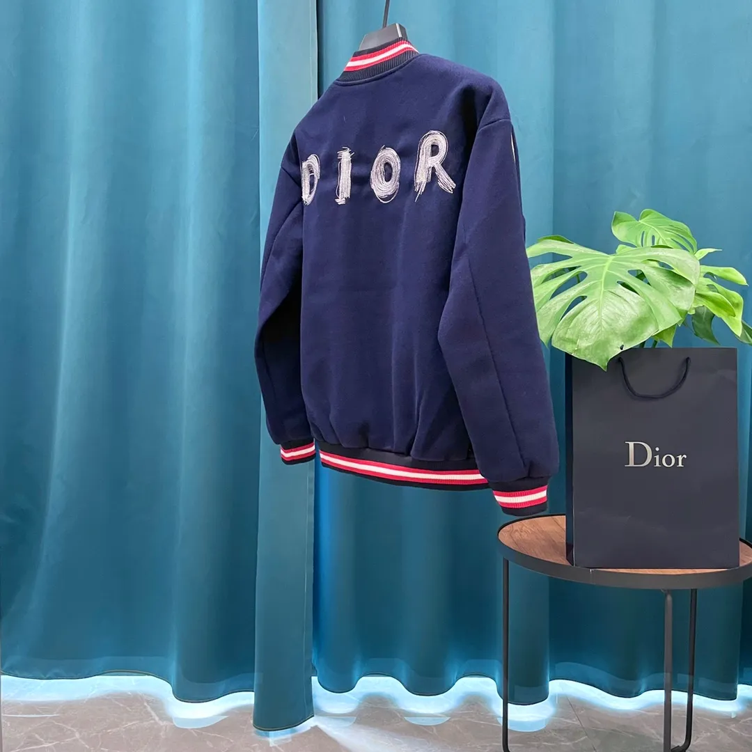🅿️410 Dior➡️Dior 2025ss runway style baseball uniform jacket. I ordered the original model and it took a month to finally ship. I love it so much. The upper body is really handsome. A blogger on Douyin said that LV's new products this year will become the future trend. If you look through street photos, you will find that celebrities regard it as a collectible jacket, a must-have item for men and women who want light luxury for commuting. Developing the highest version on the entire network, it took 1 month to customize and the cost was extremely high. The German imported flat-machine made custom-woven wool jacquard threads, using the first layer of imported lambskin. The pleated texture is unparalleled. It is hand-cut and meticulously crafted. The stitching position is very technical. Whether the whole garment is good or not depends on this position. Top-notch workmanship and details can stand the test. A full set of customized accessories, the letters are clear and perfectly restored without any difference. High-end atmosphere and full grade! The entire dress is exclusively customized with heavy craftsmanship. The towel patch embroidery is perfectly combined with craft embroidery and precise stitching! Absolute craftsmanship quality! Size: M L XL XXL
