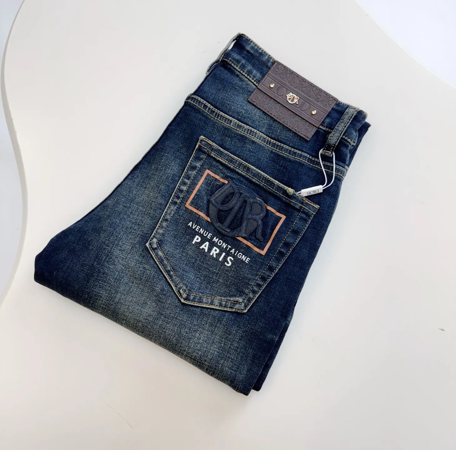 🅿️280 Top quality model number: D201 Foreign trade export order👖DIOR new men's jeans original factory original fabric original wash water! Imported original washed elastic fabric, complicated handicraft superposition, any washing process will turn into a completely different color effect if you stay for a few seconds longer, so it is more precious, especially durable and taste-resistant... Use the best elastic texture of denim, genuine leather, branded and high-end metal accessories... to create unique and original jeans and styles! Original hardware and accessories, super correct fit, comfortable and breathable, extremely high counter quality. Number of codes: 29 30 31 32 33 34 36 38
