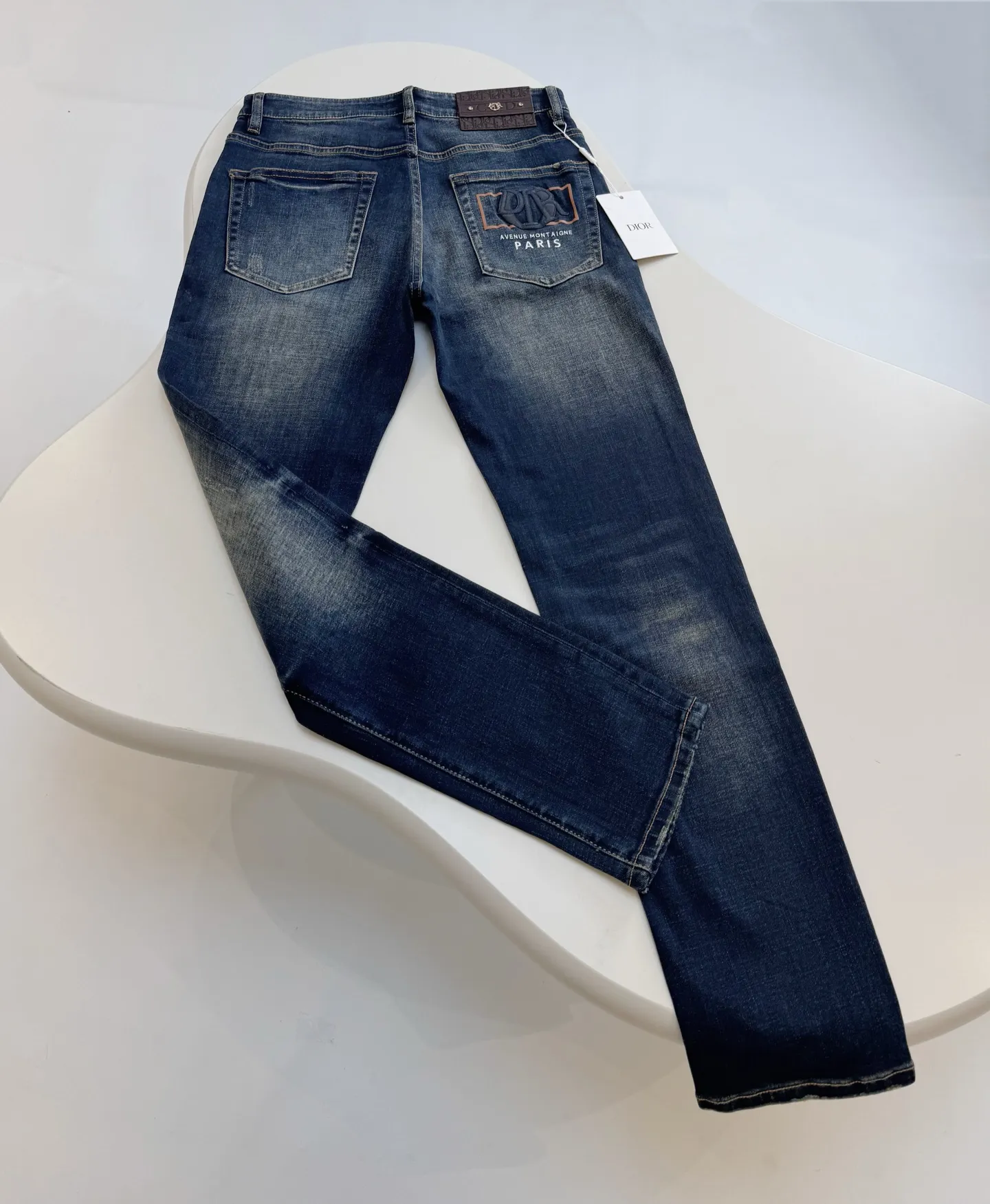 🅿️280 Top quality model number: D201 Foreign trade export order👖DIOR new men's jeans original factory original fabric original wash water! Imported original washed elastic fabric, complicated handicraft superposition, any washing process will turn into a completely different color effect if you stay for a few seconds longer, so it is more precious, especially durable and taste-resistant... Use the best elastic texture of denim, genuine leather, branded and high-end metal accessories... to create unique and original jeans and styles! Original hardware and accessories, super correct fit, comfortable and breathable, extremely high counter quality. Number of codes: 29 30 31 32 33 34 36 38