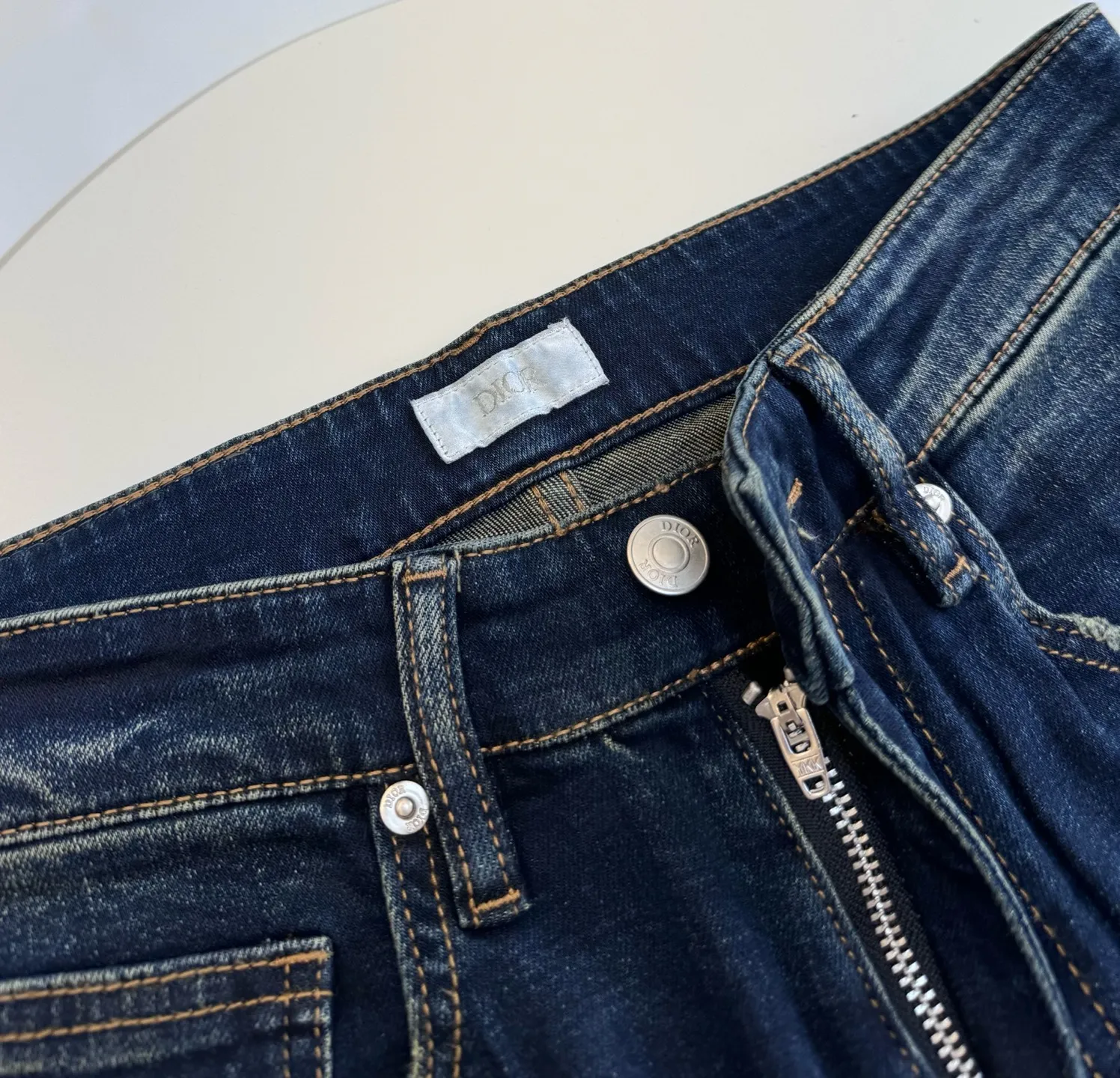 🅿️280 Top quality model number: D201 Foreign trade export order👖DIOR new men's jeans original factory original fabric original wash water! Imported original washed elastic fabric, complicated handicraft superposition, any washing process will turn into a completely different color effect if you stay for a few seconds longer, so it is more precious, especially durable and taste-resistant... Use the best elastic texture of denim, genuine leather, branded and high-end metal accessories... to create unique and original jeans and styles! Original hardware and accessories, super correct fit, comfortable and breathable, extremely high counter quality. Number of codes: 29 30 31 32 33 34 36 38