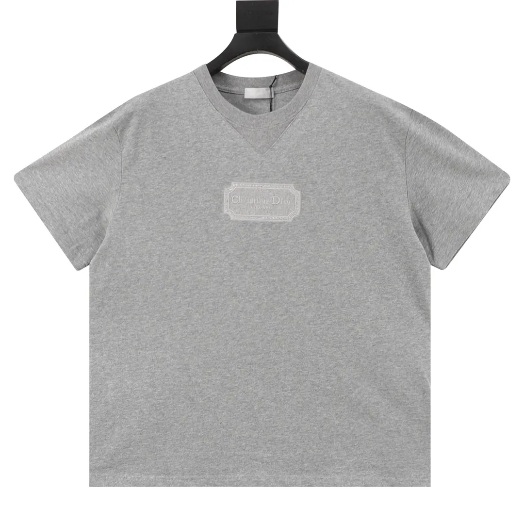 🅿️210 DIOR/Dior Classic Square Embroidered Round Neck Short Sleeve Small CD Classic Short Sleeve TEE that combines temperament and elegance. Classic, simple and timeless basic short T. Counter evergreen series, this year the fabric has been upgraded again. The texture is CHAO level! This short-sleeved shirt looks simple, but it is the test of craftsmanship details. In the minimalist style, you must pay attention to texture! Custom-made 100% knitted cotton, it feels solid, thick and textured. To be honest, Xiao D short-sleeves rarely use such heavy materials. The texture is slightly thick, not fake, and has a sense of crispness. The softness, comfort, and breathability are No. 1! The simple CD letter embroidery pattern on the chest expresses all the nobility and prosperity. The sense of detail is impeccable, full three-dimensional + exquisite embroidery thread. Pay attention to the connection with the body, there are no wrinkles at all, it is very smooth. The factory-level production technology is impressive. The details are meticulously combed, and the inner threads are neatly routed without tie-down threads! As always, the loose fit is cut, and the upper body is casually concave! Size: XS-L