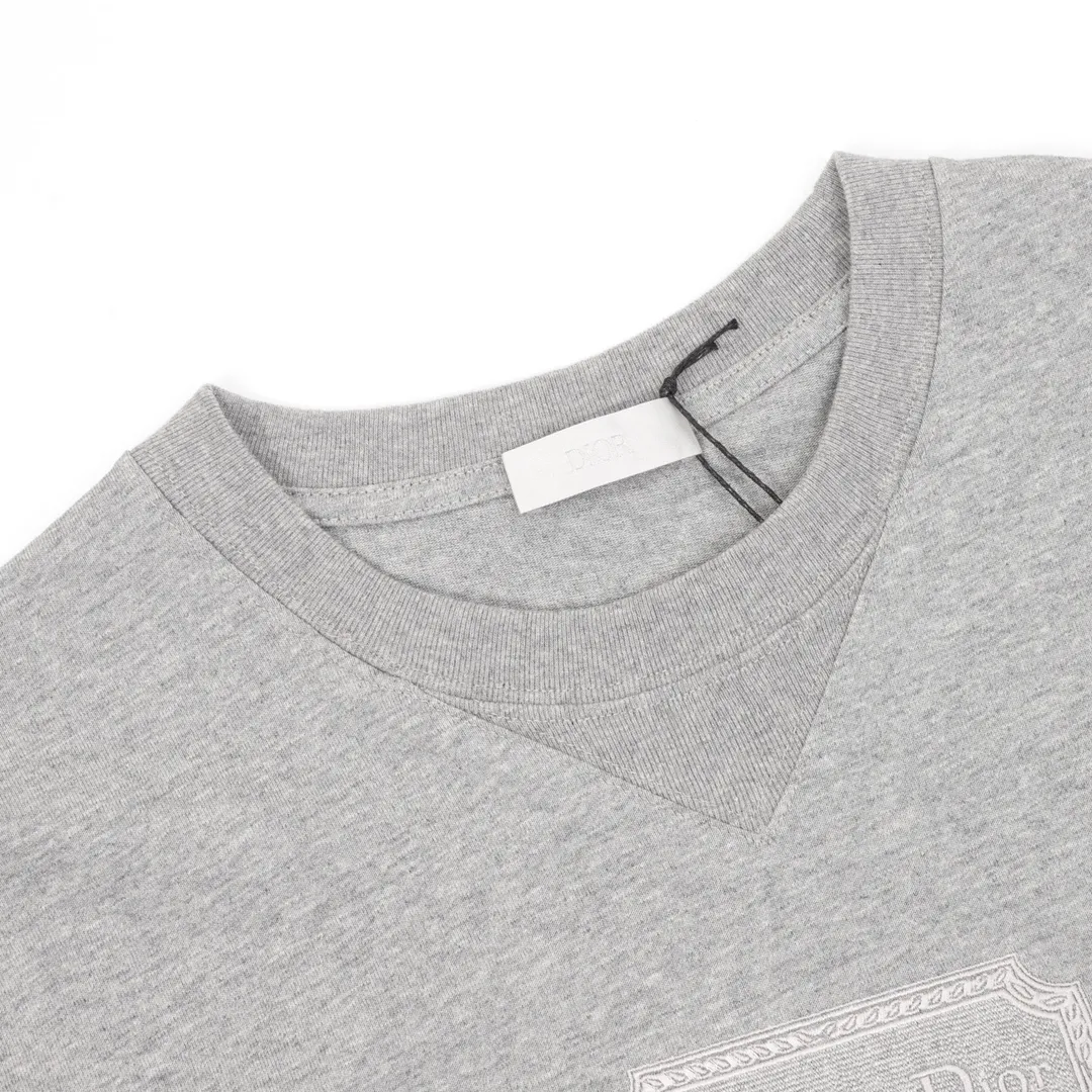 🅿️210 DIOR/Dior Classic Square Embroidered Round Neck Short Sleeve Small CD Classic Short Sleeve TEE that combines temperament and elegance. Classic, simple and timeless basic short T. Counter evergreen series, this year the fabric has been upgraded again. The texture is CHAO level! This short-sleeved shirt looks simple, but it is the test of craftsmanship details. In the minimalist style, you must pay attention to texture! Custom-made 100% knitted cotton, it feels solid, thick and textured. To be honest, Xiao D short-sleeves rarely use such heavy materials. The texture is slightly thick, not fake, and has a sense of crispness. The softness, comfort, and breathability are No. 1! The simple CD letter embroidery pattern on the chest expresses all the nobility and prosperity. The sense of detail is impeccable, full three-dimensional + exquisite embroidery thread. Pay attention to the connection with the body, there are no wrinkles at all, it is very smooth. The factory-level production technology is impressive. The details are meticulously combed, and the inner threads are neatly routed without tie-down threads! As always, the loose fit is cut, and the upper body is casually concave! Size: XS-L