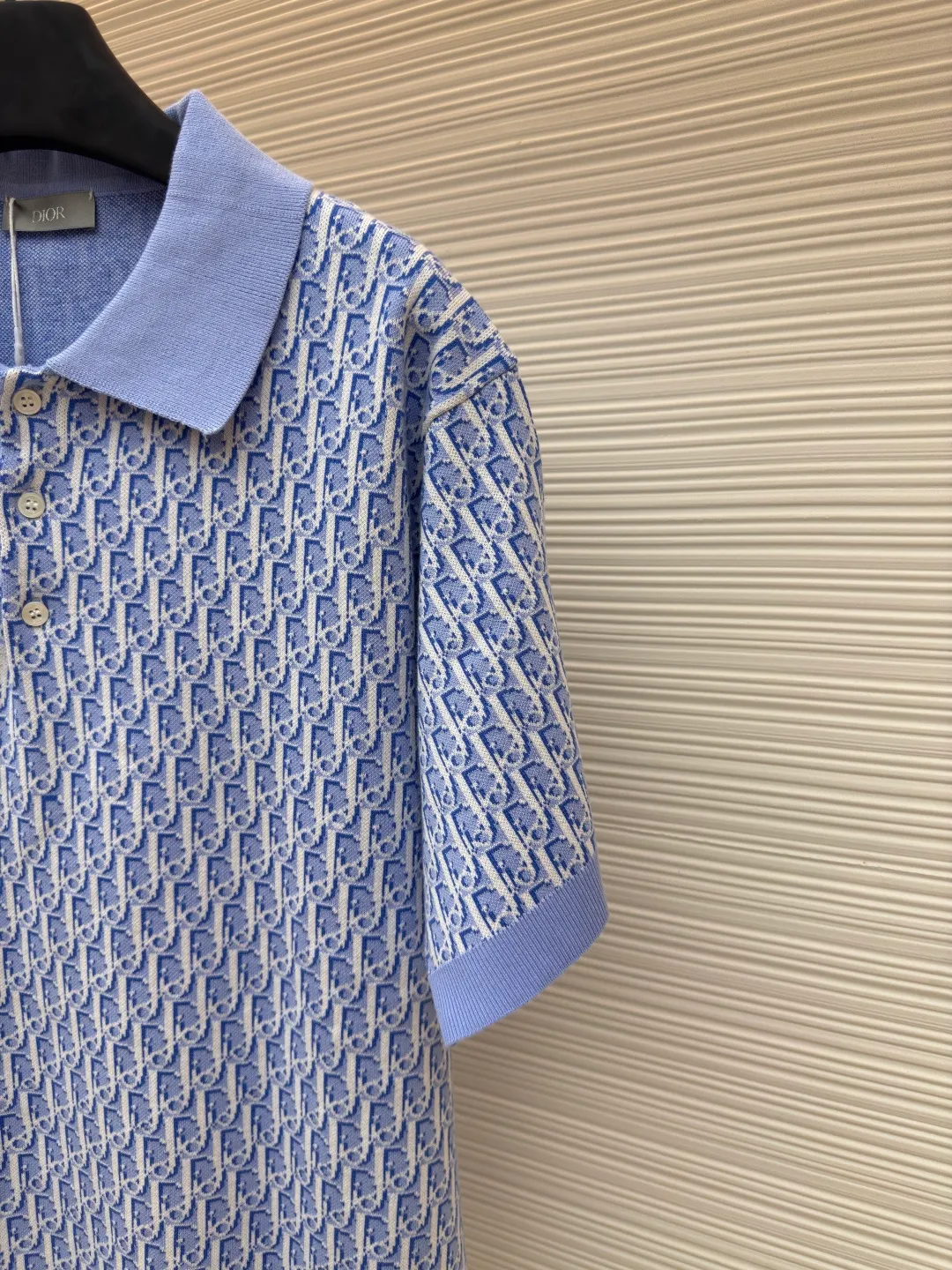 Dior jacquard woolen POLO shirt ●Authentic product: purchased and developed for 11500 ●Item number: 1680192-A90 ●Fabric: combed cotton fabric ●Technology: jacquard production ●Version: fitted version ●Weight: about 455 grams ●Size: S-M-L-XL ●Description: The wool material is made of high-quality ultra-fine 100% combed cotton. The weight, thickness, density, and similarity of the clothes are 99%. They are different from those Beggar’s Edition versions on the market that only cut corners. Although the Beggar’s Edition is dozens of yuan cheaper, it cuts corners everywhere. The clothes are extremely light and fluttery when worn, with no texture and feel cheap. Even the stitching of the pieces is completely different from the original version. In order to restore the original effect to the greatest extent, the main body of our clothes is knitted using an ultra-fine 18-needle computerized flat knitting machine and a 3-color jacquard weave. It takes 195 minutes to weave one piece of clothing. The whole piece of clothing has almost zero knots. All broken yarns and knots will be passed through the yarn feeder separately. If there are knots, the machine will immediately warn you, and the machinist will manually trim the knots and cut them away from the fabric! The overall wiring is straight and delicate, the fabric is comfortable and soft, and the color is consistent without color difference. It can be matched with the same style to create a fashionable look and control various occasions. Customized accessories, complete with three standards, same style for men and women!
