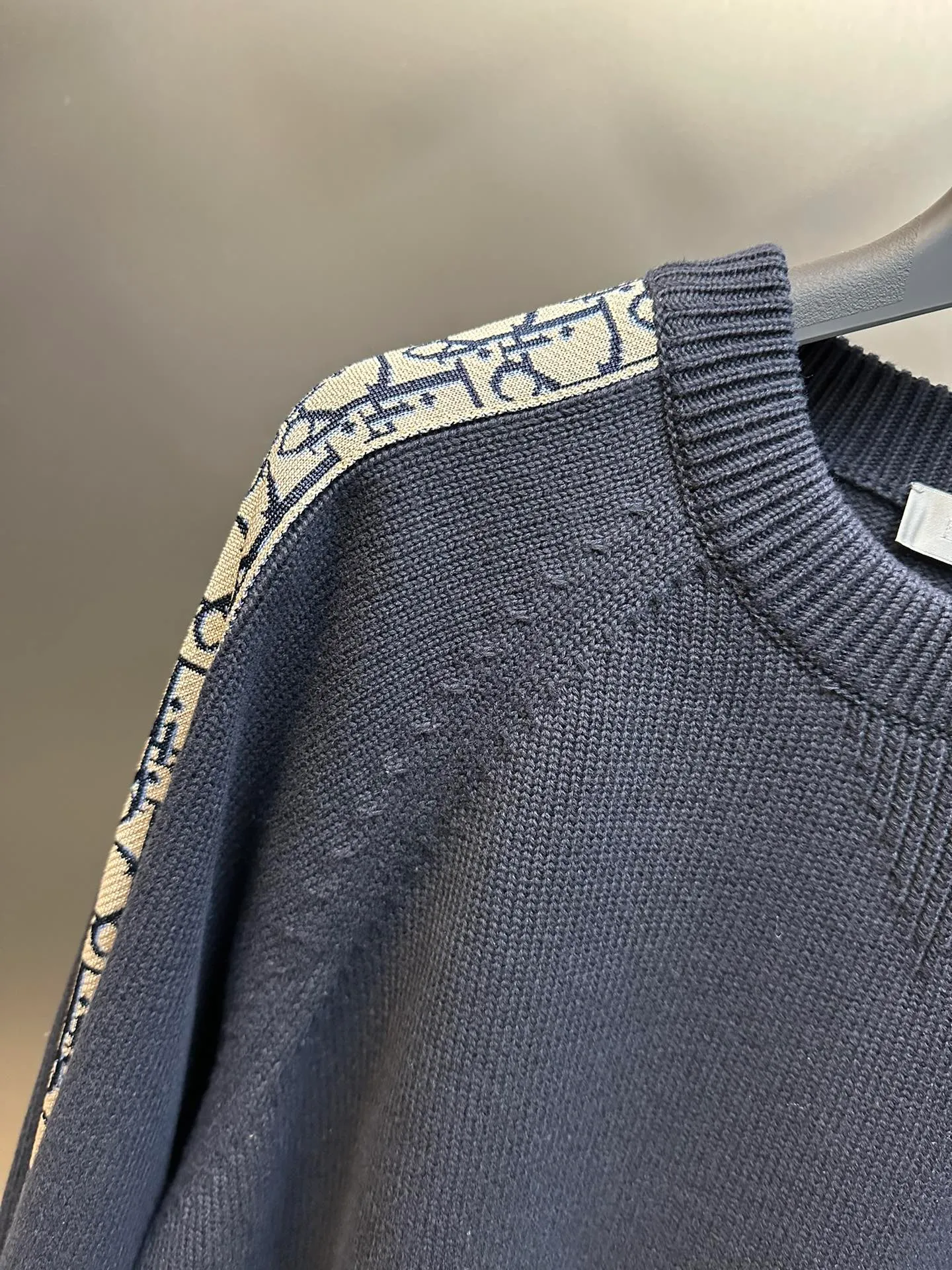 🅿️580 dior sleeve web jacquard sweater The original version is dyed 1:1 and has a color similarity of more than 95%. It is made of 100% fully combed cotton yarn. The body of the garment is woven using the same 7G loom as the original version. The mulberry silk webbing on both sides is woven separately according to the original version using 16-needle ultra-fine needles. Stitching, washing, and finally the webbing are all operated by highly skilled lathes. Ordinary lathes cannot carve such a straight webbing. This place particularly tests the lathes' skills. Otherwise, the resulting version will be uneven, high, and asymmetrical. At a glance, it will look particularly classless! ! size: xs s m l