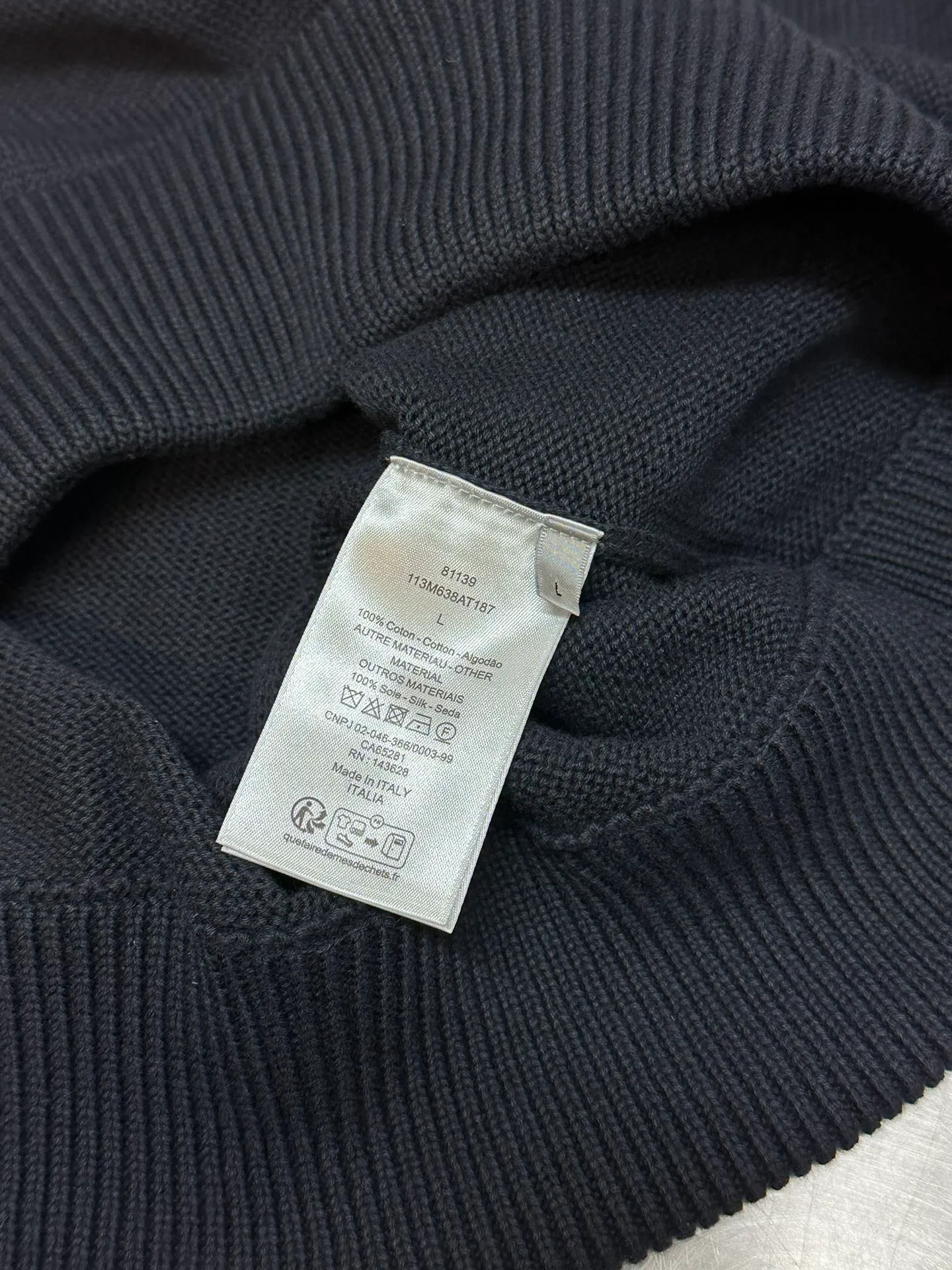 🅿️580 dior sleeve web jacquard sweater The original version is dyed 1:1 and has a color similarity of more than 95%. It is made of 100% fully combed cotton yarn. The body of the garment is woven using the same 7G loom as the original version. The mulberry silk webbing on both sides is woven separately according to the original version using 16-needle ultra-fine needles. Stitching, washing, and finally the webbing are all operated by highly skilled lathes. Ordinary lathes cannot carve such a straight webbing. This place particularly tests the lathes' skills. Otherwise, the resulting version will be uneven, high, and asymmetrical. At a glance, it will look particularly classless! ! size: xs s m l