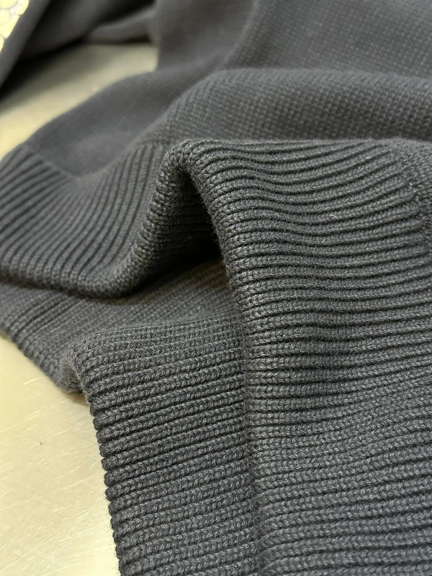🅿️580 dior sleeve web jacquard sweater The original version is dyed 1:1 and has a color similarity of more than 95%. It is made of 100% fully combed cotton yarn. The body of the garment is woven using the same 7G loom as the original version. The mulberry silk webbing on both sides is woven separately according to the original version using 16-needle ultra-fine needles. Stitching, washing, and finally the webbing are all operated by highly skilled lathes. Ordinary lathes cannot carve such a straight webbing. This place particularly tests the lathes' skills. Otherwise, the resulting version will be uneven, high, and asymmetrical. At a glance, it will look particularly classless! ! size: xs s m l