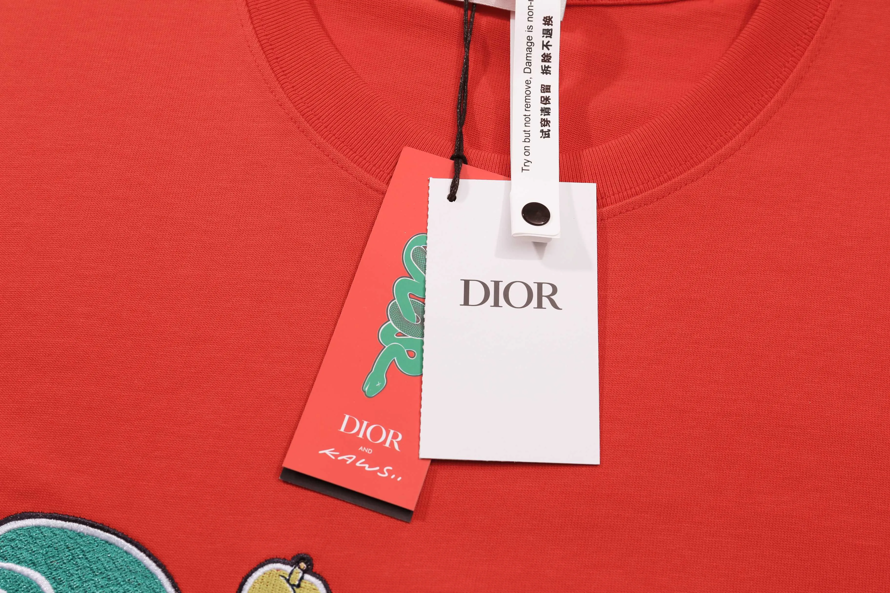 🅿️200 Correct version of high quality D1or/25ss new Year of the Snake co-branded bloom-dyed short-sleeved T-shirt made of 21s double yarn cotton plain weave. It is equipped with 21 pairs of fine cotton yarns and 1*1 horizontal machine-woven threads. The front and rear hems are printed with digital direct injection, and the full-length large-size pattern is available.  The front panel is embroidered with Tajima embroidery machine imported from Japan. The number of embroidery stitches reaches 130,000. The thread color is matched with satin patch to increase the stiffness to avoid shifting during the embroidery process. The short needle tatami three-layer embroidery method is equipped with a new co-branded hangtag for the Year of the Snake. Same size for men and women. Size: XS S M L