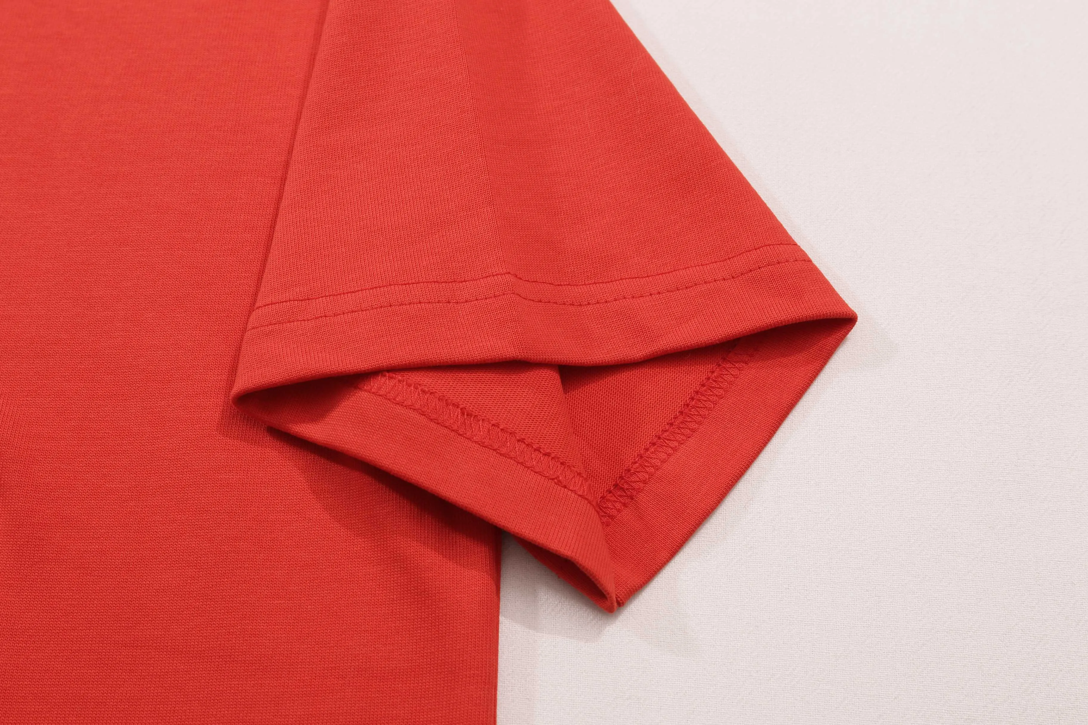 🅿️200 Correct version of high quality D1or/25ss new Year of the Snake co-branded bloom-dyed short-sleeved T-shirt made of 21s double yarn cotton plain weave. It is equipped with 21 pairs of fine cotton yarns and 1*1 horizontal machine-woven threads. The front and rear hems are printed with digital direct injection, and the full-length large-size pattern is available.  The front panel is embroidered with Tajima embroidery machine imported from Japan. The number of embroidery stitches reaches 130,000. The thread color is matched with satin patch to increase the stiffness to avoid shifting during the embroidery process. The short needle tatami three-layer embroidery method is equipped with a new co-branded hangtag for the Year of the Snake. Same size for men and women. Size: XS S M L