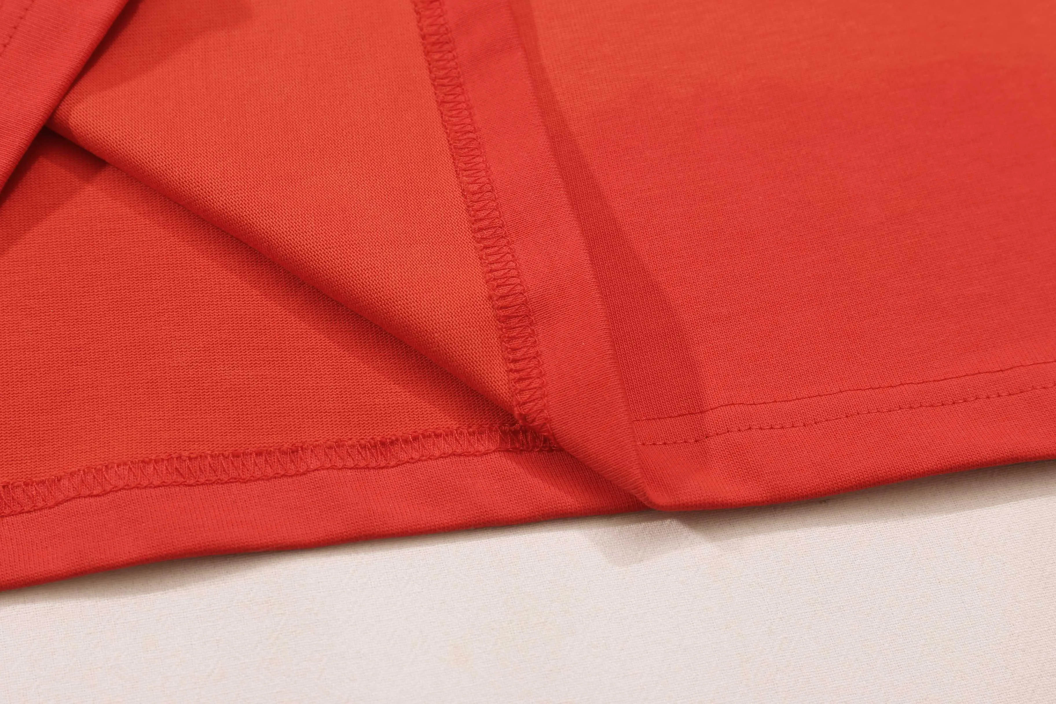 🅿️200 Correct version of high quality D1or/25ss new Year of the Snake co-branded bloom-dyed short-sleeved T-shirt made of 21s double yarn cotton plain weave. It is equipped with 21 pairs of fine cotton yarns and 1*1 horizontal machine-woven threads. The front and rear hems are printed with digital direct injection, and the full-length large-size pattern is available.  The front panel is embroidered with Tajima embroidery machine imported from Japan. The number of embroidery stitches reaches 130,000. The thread color is matched with satin patch to increase the stiffness to avoid shifting during the embroidery process. The short needle tatami three-layer embroidery method is equipped with a new co-branded hangtag for the Year of the Snake. Same size for men and women. Size: XS S M L