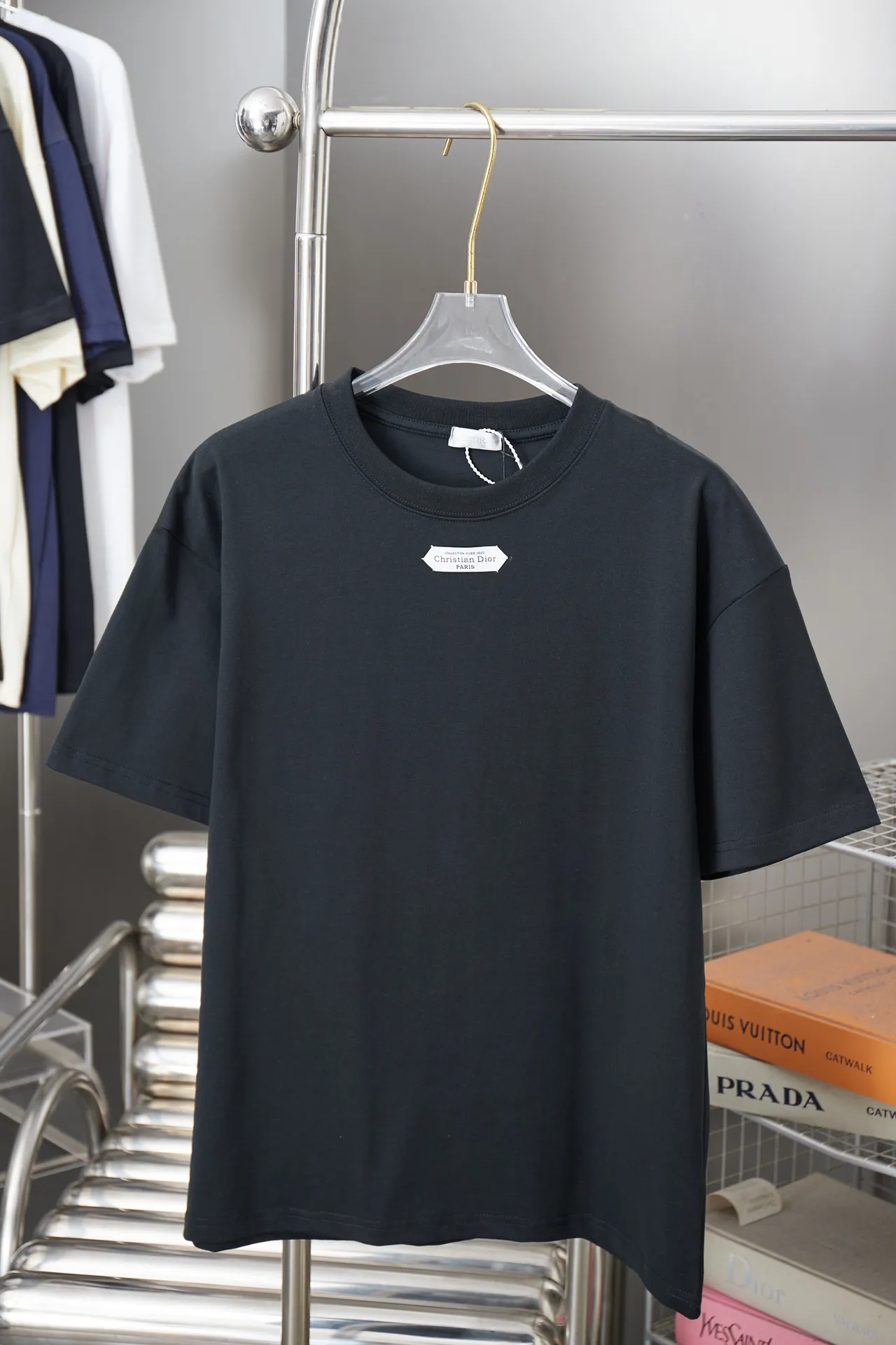 🅿️170 D＊or CD 25SS early spring new style joint series chest collar logo short sleeves light luxury essential item for daily commuting for men and women correct version welcome to compare detailed features · 320g 100% pure cotton double yarn jersey fabric · Custom dyed in the same cylinder, special thickened 32 count double-strand 1X1 thread · Hand-sewn custom brand collar label on the chest · Double needle stitching cross-stitching process · Original main mark, washed tag, brand moisture-proof paper packaging Color: White/Black Size: S/M/L/XL