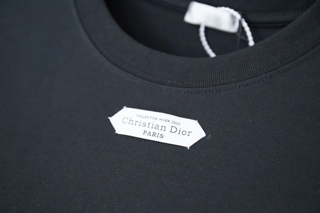 🅿️170 D＊or CD 25SS early spring new style joint series chest collar logo short sleeves light luxury essential item for daily commuting for men and women correct version welcome to compare detailed features · 320g 100% pure cotton double yarn jersey fabric · Custom dyed in the same cylinder, special thickened 32 count double-strand 1X1 thread · Hand-sewn custom brand collar label on the chest · Double needle stitching cross-stitching process · Original main mark, washed tag, brand moisture-proof paper packaging Color: White/Black Size: S/M/L/XL