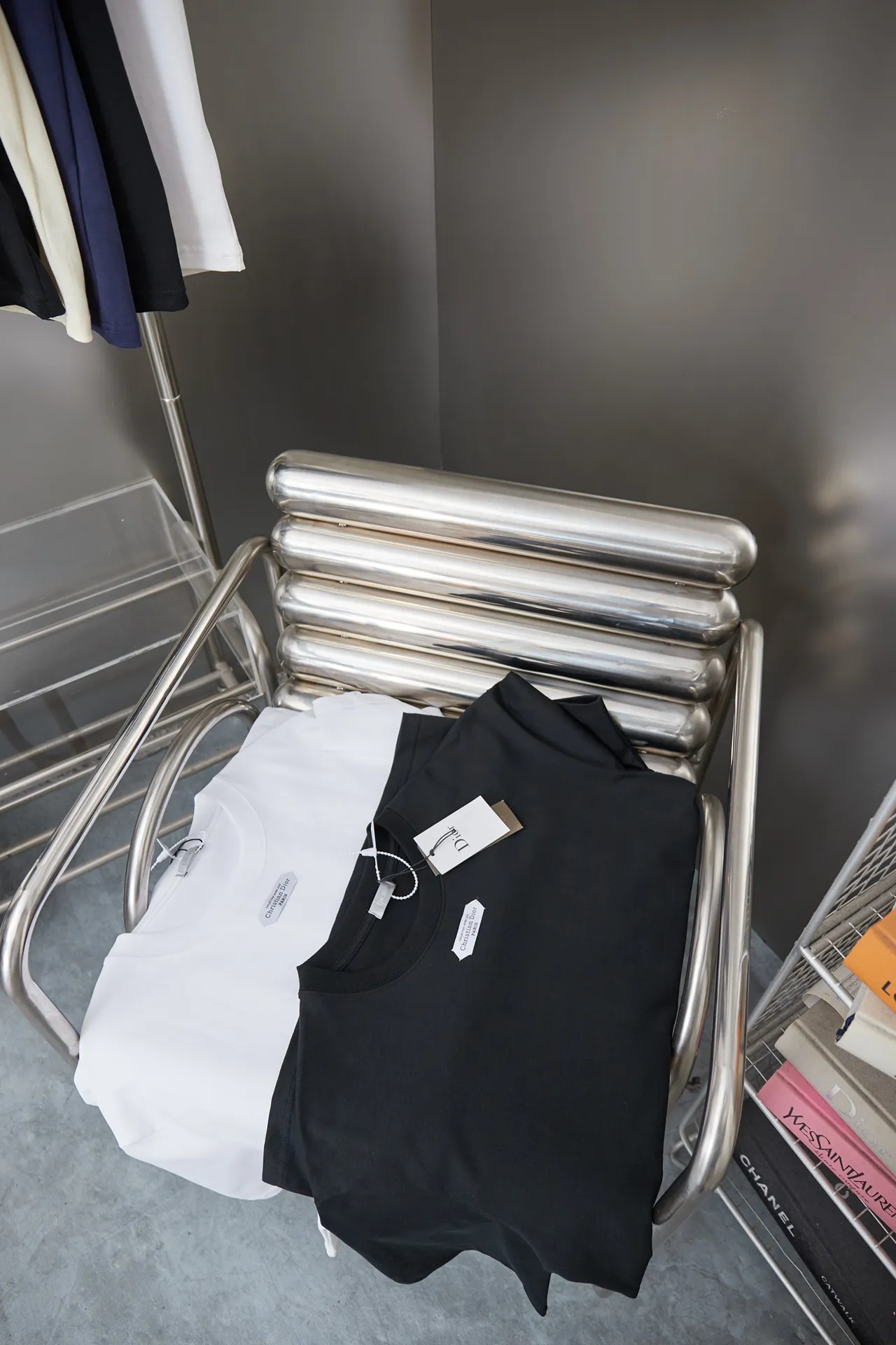 🅿️170 D＊or CD 25SS early spring new style joint series chest collar logo short sleeves light luxury essential item for daily commuting for men and women correct version welcome to compare detailed features · 320g 100% pure cotton double yarn jersey fabric · Custom dyed in the same cylinder, special thickened 32 count double-strand 1X1 thread · Hand-sewn custom brand collar label on the chest · Double needle stitching cross-stitching process · Original main mark, washed tag, brand moisture-proof paper packaging Color: White/Black Size: S/M/L/XL