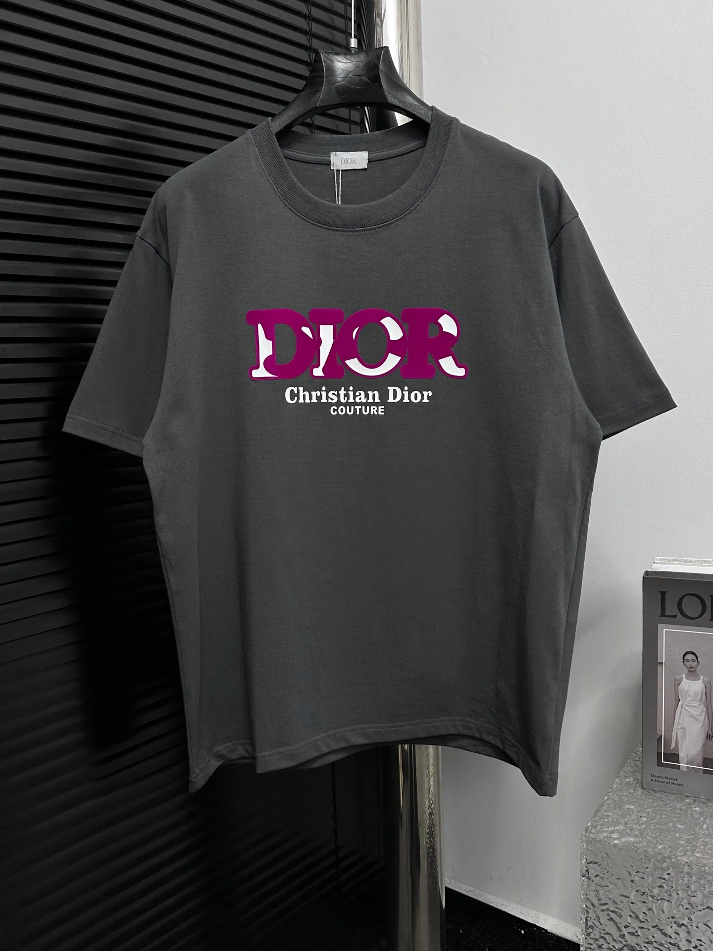 🅿️170 [DIOR] Dior 25ss new round neck T-shirt is made of 280 grams of pure cotton fabric, comfortable and breathable, flocked offset printing lamination process, font three-dimensional artistic effect, smooth and smooth lines, high wash fastness. Created by the fusion of top elements, both upper body comfort is unparalleled, interpreting your luxury and taste, and creating your fashionable charm. Same style for men and women. Size: S-XL