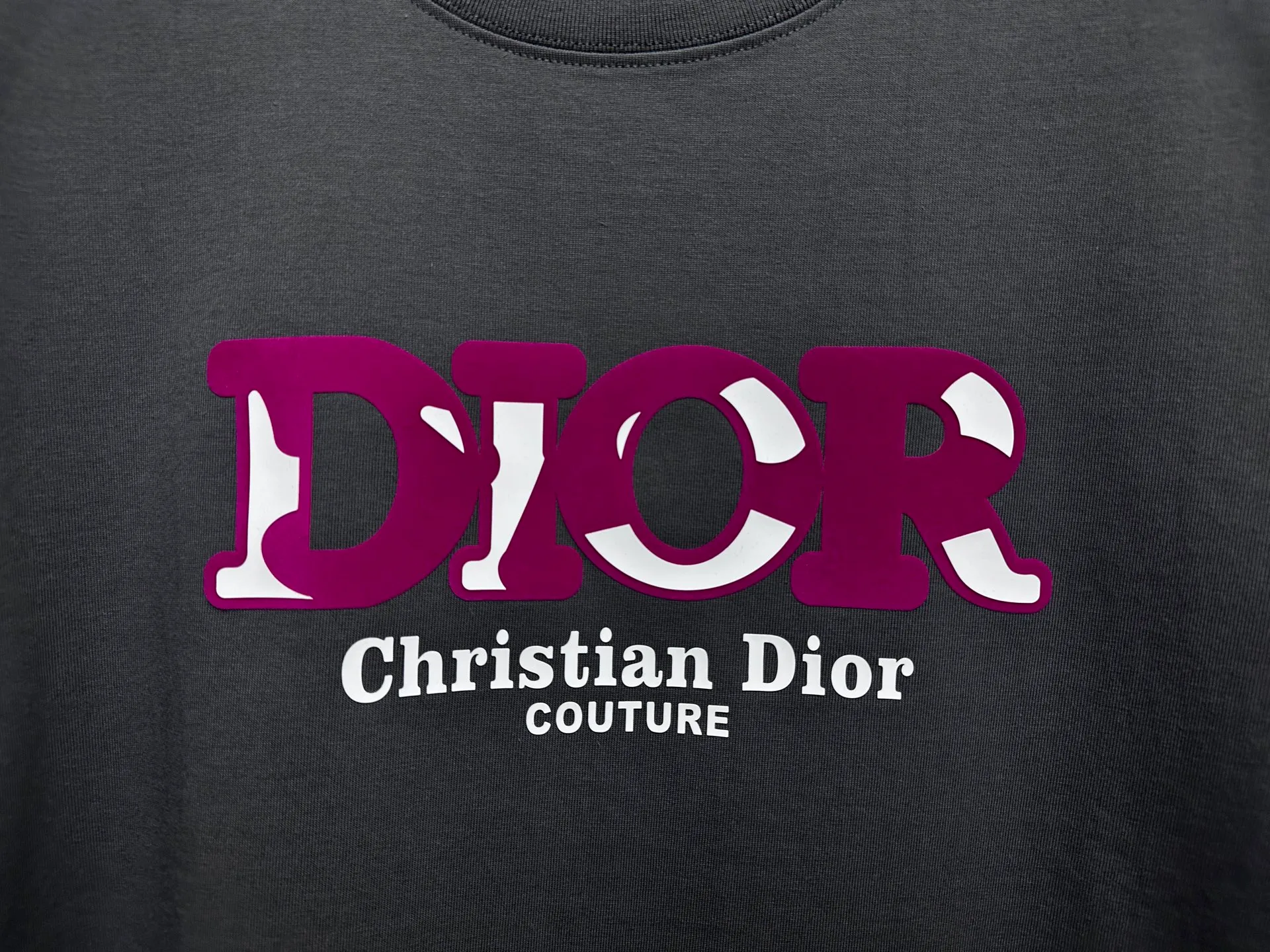 🅿️170 [DIOR] Dior 25ss new round neck T-shirt is made of 280 grams of pure cotton fabric, comfortable and breathable, flocked offset printing lamination process, font three-dimensional artistic effect, smooth and smooth lines, high wash fastness. Created by the fusion of top elements, both upper body comfort is unparalleled, interpreting your luxury and taste, and creating your fashionable charm. Same style for men and women. Size: S-XL