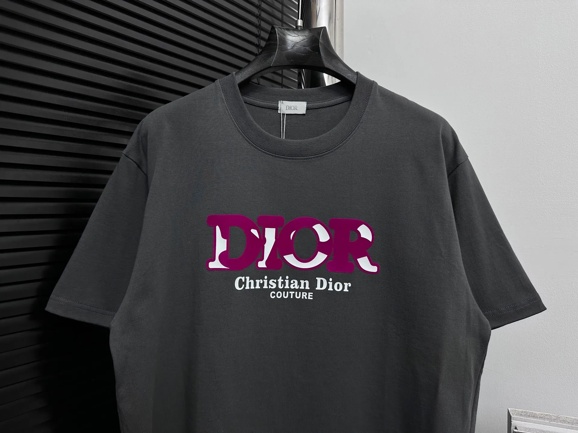 🅿️170 [DIOR] Dior 25ss new round neck T-shirt is made of 280 grams of pure cotton fabric, comfortable and breathable, flocked offset printing lamination process, font three-dimensional artistic effect, smooth and smooth lines, high wash fastness. Created by the fusion of top elements, both upper body comfort is unparalleled, interpreting your luxury and taste, and creating your fashionable charm. Same style for men and women. Size: S-XL
