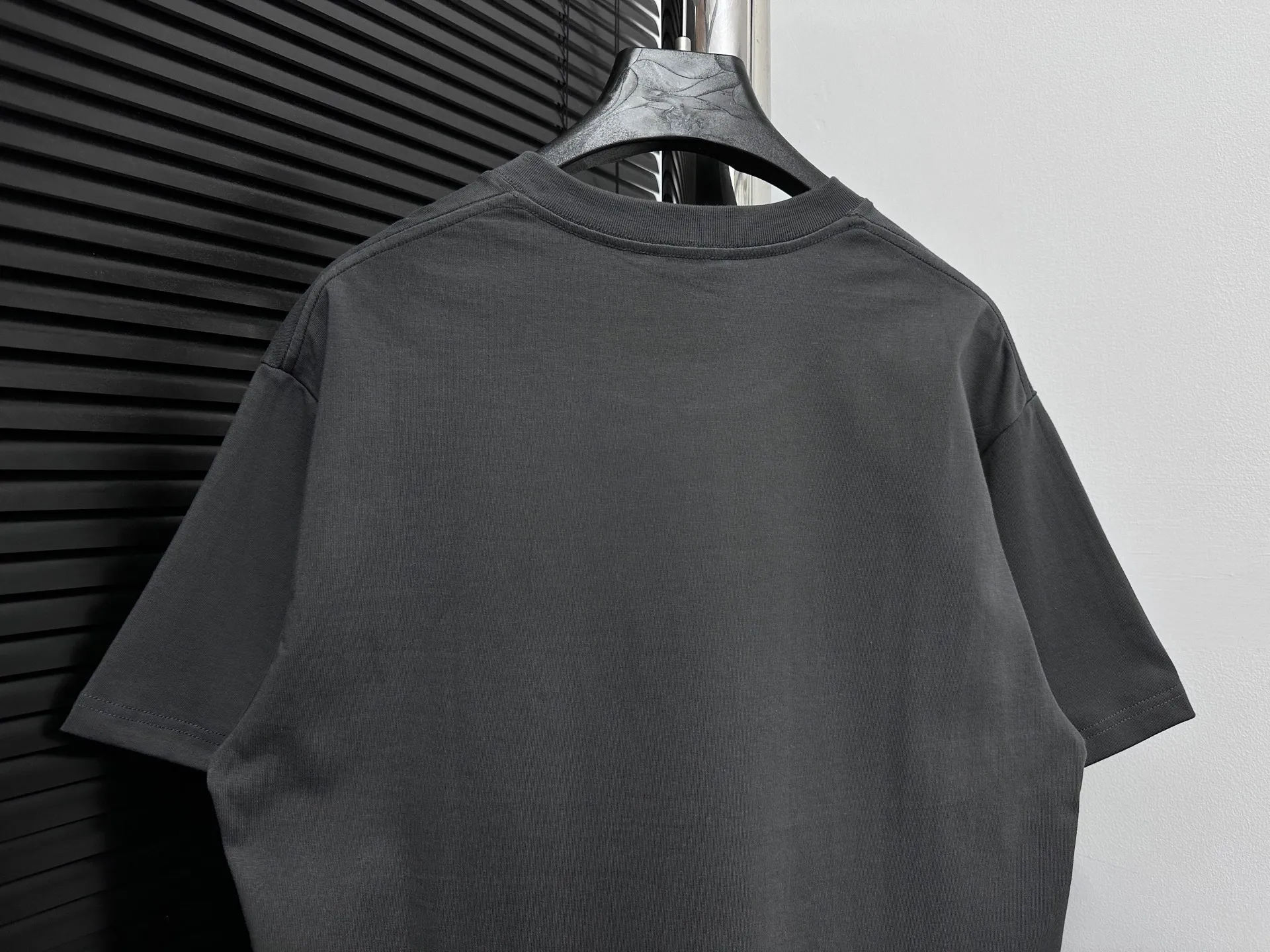 🅿️170 [DIOR] Dior 25ss new round neck T-shirt is made of 280 grams of pure cotton fabric, comfortable and breathable, flocked offset printing lamination process, font three-dimensional artistic effect, smooth and smooth lines, high wash fastness. Created by the fusion of top elements, both upper body comfort is unparalleled, interpreting your luxury and taste, and creating your fashionable charm. Same style for men and women. Size: S-XL
