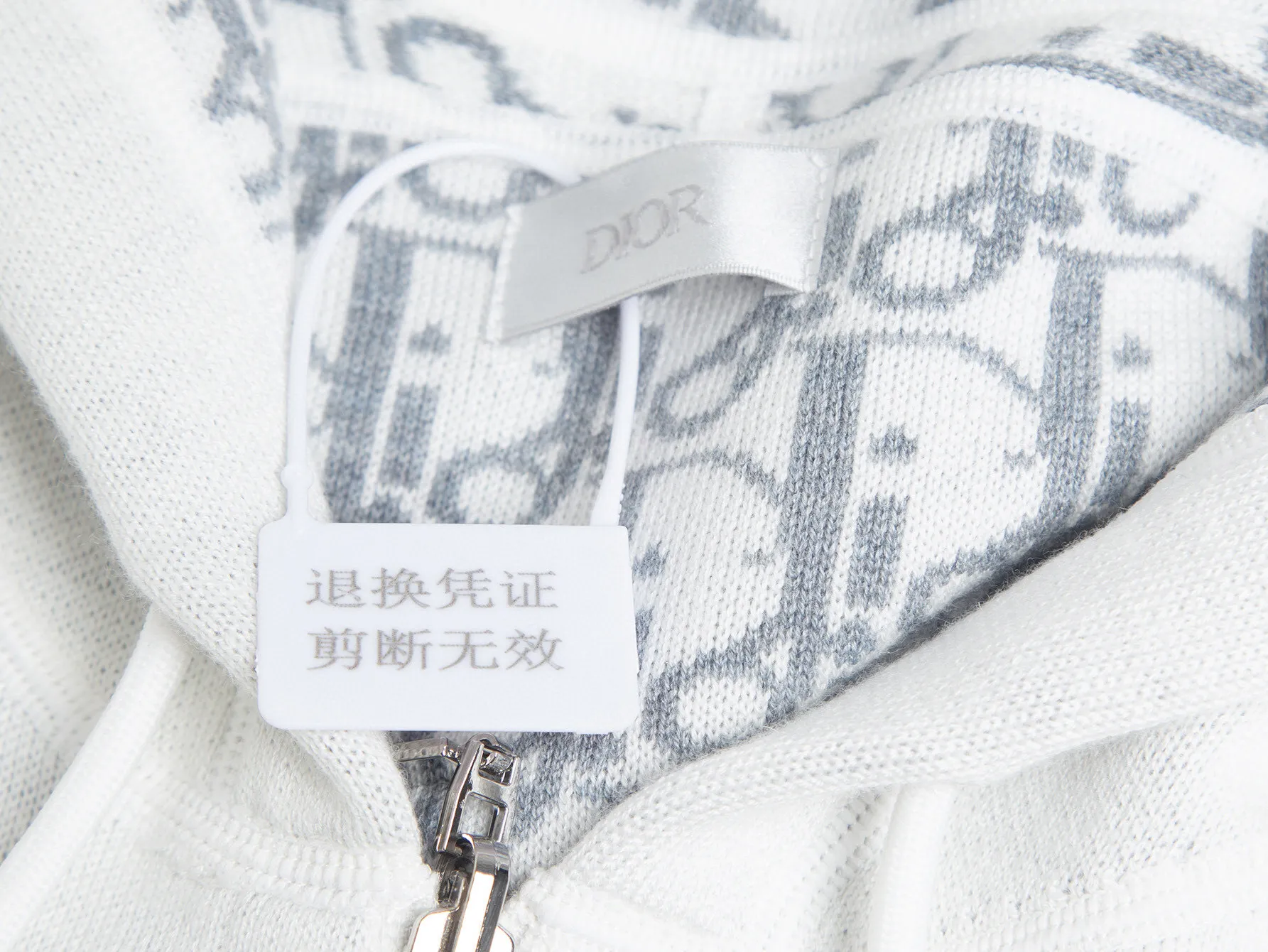 🅿️720 (No pressure in and out of the cabinet🔥 ZP version) Thick cashmere Double-sided🉑️Wearable The size is too large⚠️-Dior official website classic style🔥 Double-sided wearable different style letter logo jacquard cashmere blend hooded sweater jacket Men and women alike -Using ZP custom-dyed cashmere wool 98% cashmere fabric Threads are custom-dyed in the same cylinder with zero color difference Full set of auxiliary materials customized to distinguish the market currency. Welcome to compare - Color White Gray Dark Gray - Size S M L S-150 M -170 L-200 or less