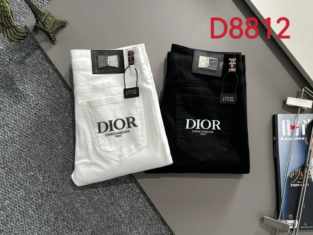 🅿️400 Dior 2025 four-season slim-fit jeans trousers, woven from imported Japanese Denim plain cotton denim fabric, complete with three standards, simple yet elegant, soft, delicate and comfortable, versatile and fashionable upper body! Light luxury, a must-have item for daily commuting! D8813 code number: 28-40 (please state your height and weight when placing an order)