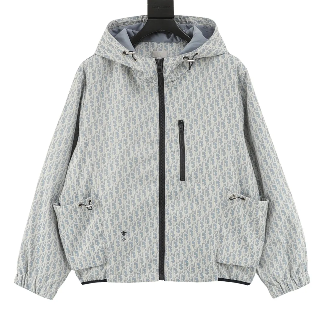 🅿️570 DIOR/Dior all-over printed washed distressed jacquard zipper windbreaker jacket. Exclusive molding and custom-made original zipper. It will not rust easily after being stored for a long time after washing. The "Dior" letters on the small buttons on the pockets are clearly visible. The fabric letters are printed using a discharge printing process, which is to change the original color of the yarn to white and gray. It is not the so-called printed or jacquard fabric on the market. The texture of the fabric is thick and stiff, and it is not the soft and thin material on the market. Pay attention to the distinction. The characteristics of the fabric are not easy to wrinkle. The dyeing yarn 100% restores the original color. An exclusive blockbuster item! Size：XS-L