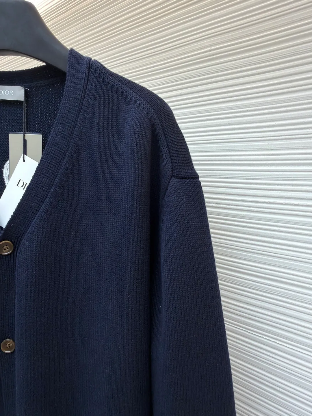 DIOR friend embroidered cotton blend button cardigan ●Original version: purchased and developed by 10539 ●Item number: 1681107-B40 ●Fabric: nylon fabric ●Technology: embroidery production ●Version: Loose fit ●Weight: about 805 grams ●Size: S-M-L-XL ●Description: Made of 40-count cotton yarn and 62% cotton. It is mixed with 38% polyester. The two types of wool are mixed and woven to effectively make the upper body more three-dimensional. The embroidery uses wool yarn high-density embroidery technology, and the front numbers are all embroidered with the joint series LOGO. The number of stitches is about 12,000. The buttons are made of natural horn buttons with the brand's logo on them. This cardigan displays the Dior For My Real Friends logo from the DIOR AND HYLTON NEL collaboration. Crafted from white cotton-blend jersey with embroidery on the front and back, button fastening and ribbed trims. It can add style to any look. The overall wiring is straight and delicate, the fabric is comfortable and soft, and the color is consistent without color difference. It can be matched with the same style to create a fashionable look and control various occasions. Customized accessories, complete with three standards, same style for men and women!