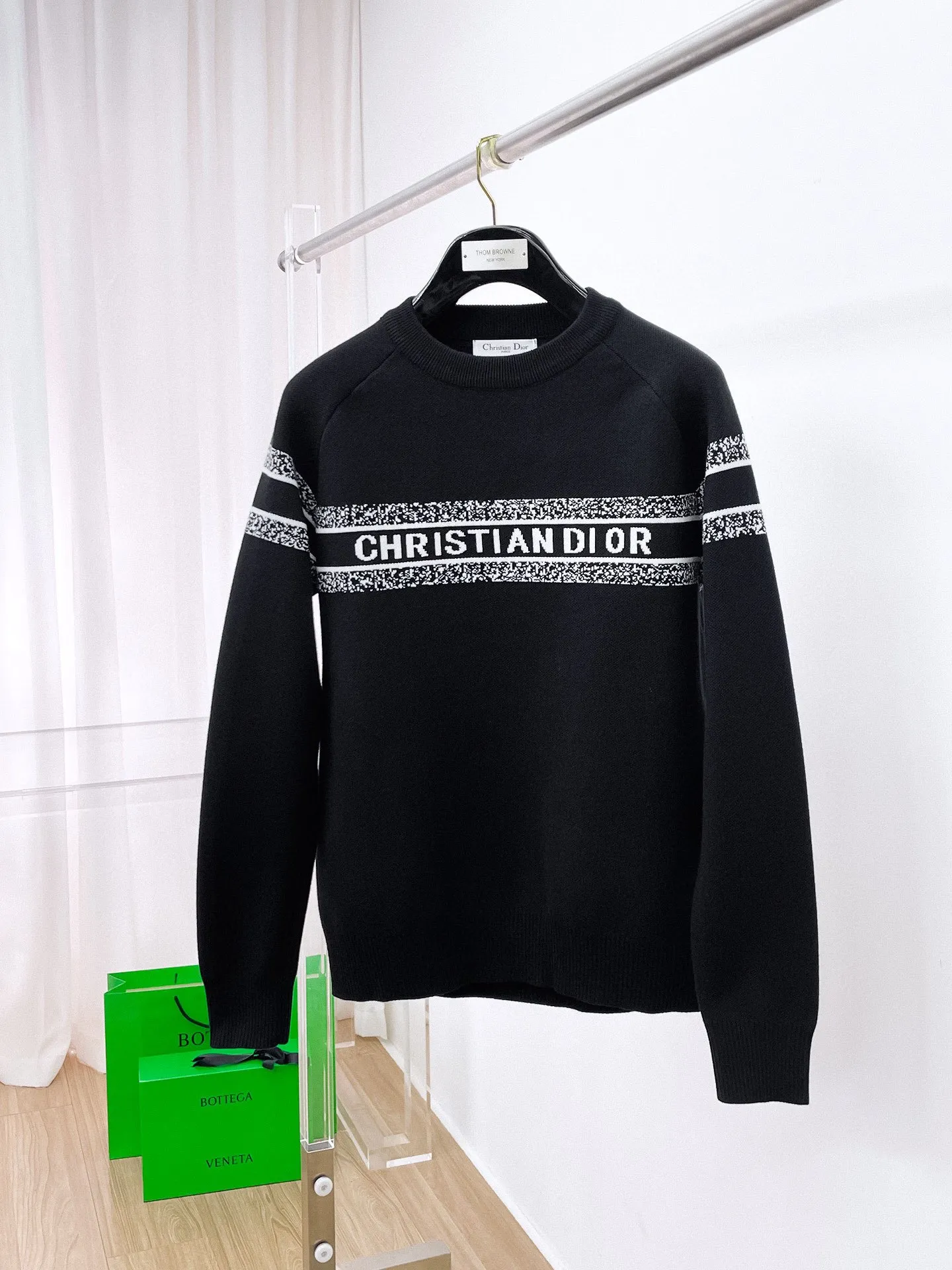 🅿️440 Dior 2025ss new wool blended round neck long-sleeved sweater cardigan bottoming sweater, high-end version! The custom-made fabrics at the counter are highly breathable and comfortable, with impeccable details and brand element design concepts, reflecting high quality. It feels delicate and soft! It presents a casual cut and the upper body shape is great! 🐉Code size: M-3XL