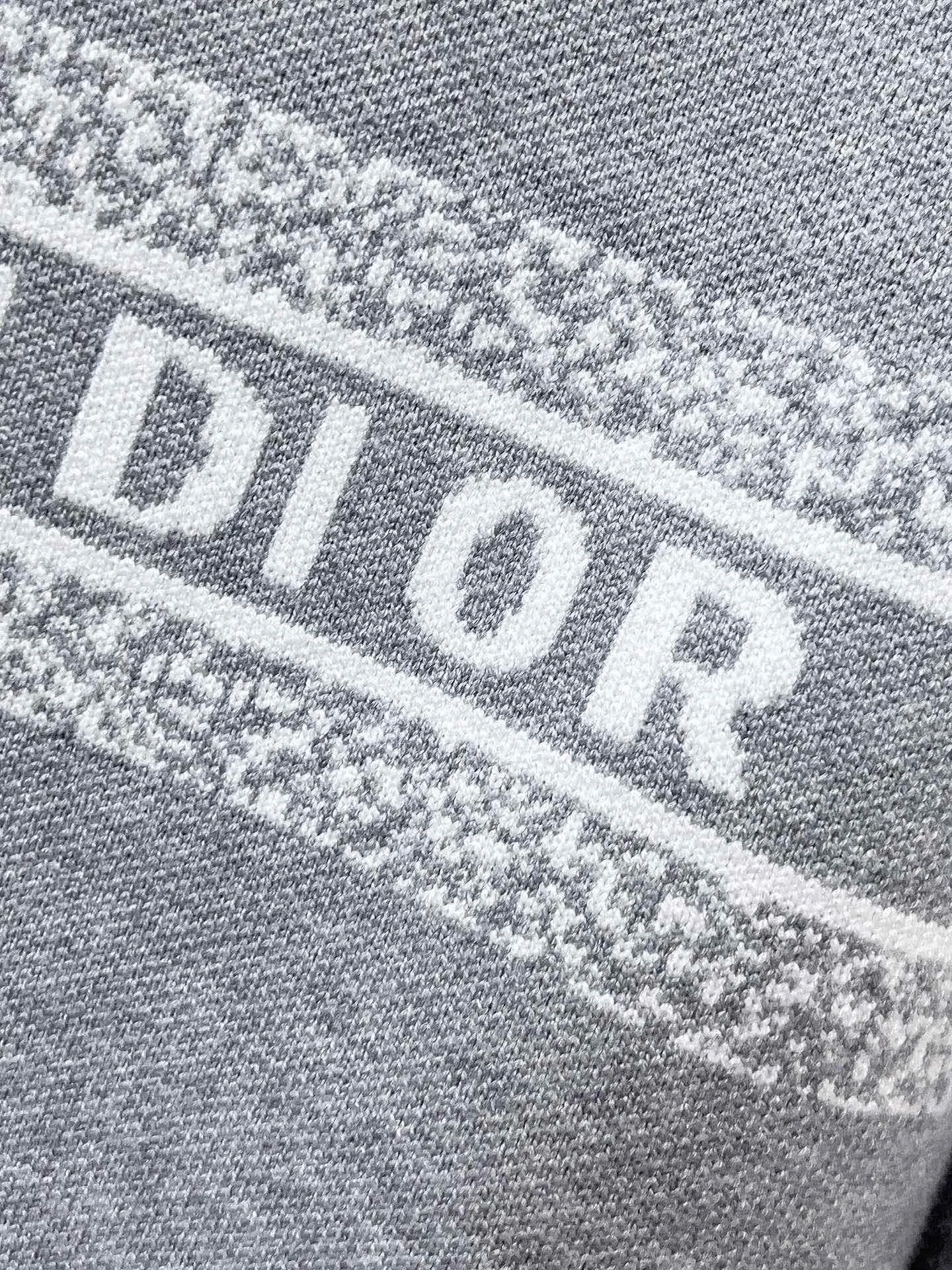 🅿️440 Dior 2025ss new wool blended round neck long-sleeved sweater cardigan bottoming sweater, high-end version! The custom-made fabrics at the counter are highly breathable and comfortable, with impeccable details and brand element design concepts, reflecting high quality. It feels delicate and soft! It presents a casual cut and the upper body shape is great! 🐉Code size: M-3XL