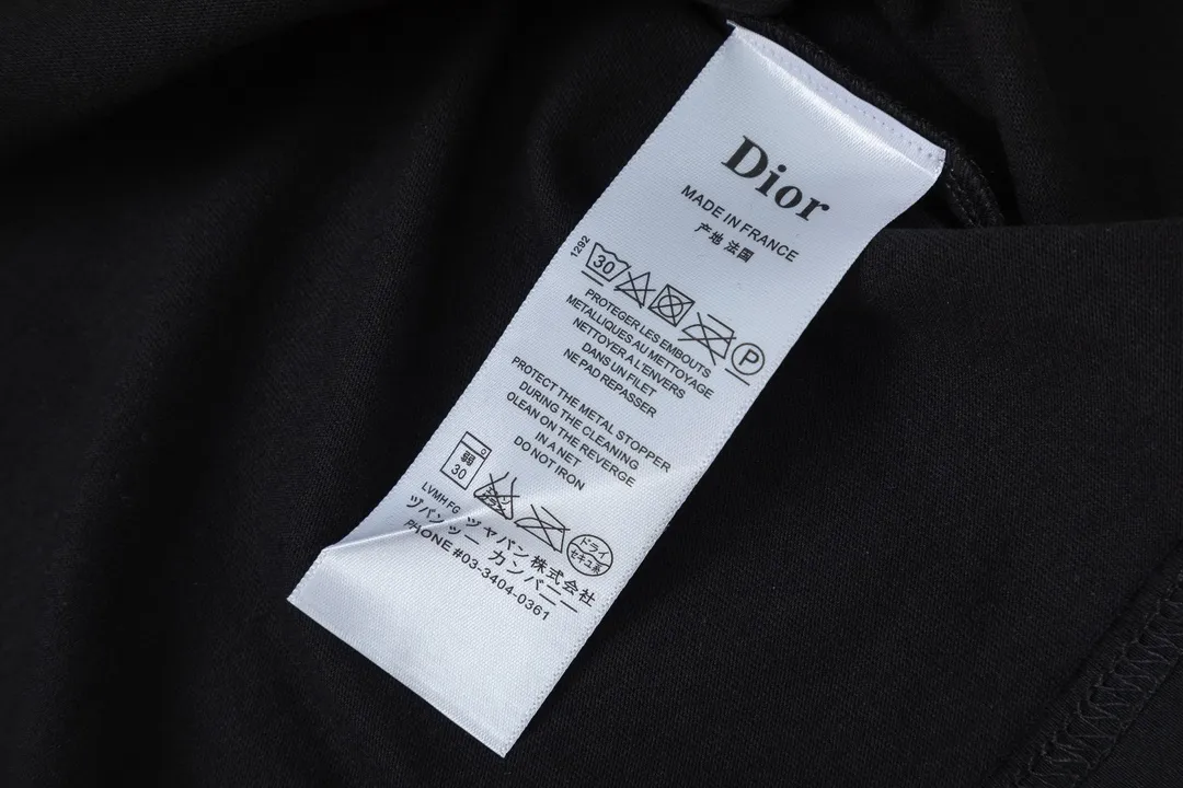 🅿️170 Dior Dior joint stone island series 2025 new three-dimensional silicone letter logo Unisex short-sleeved T-shirt ·Customized 280 grams of 100% double yarn pure cotton fabric ·Dyeing of 32 double-strand threads ·Laser three-dimensional convex glue technology ·Collar label, hangtag, main mark and three complete labels Color: black Size: XS S M L